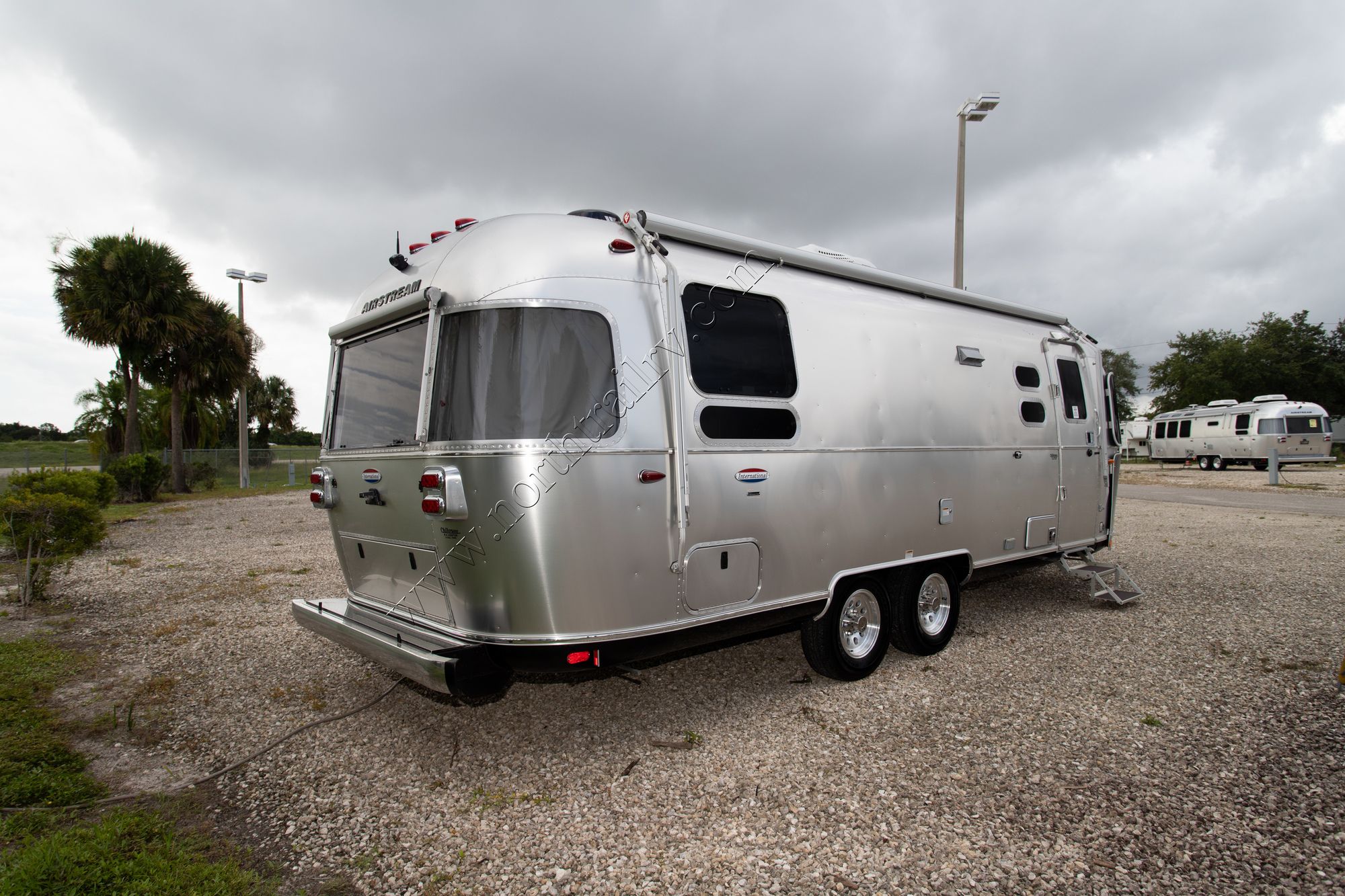 Used 2017 Airstream International 25 TWIN SIGNATURE Travel Trailer  For Sale