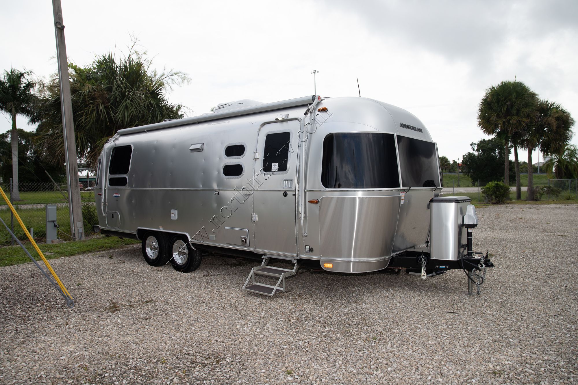 Used 2017 Airstream International 25 TWIN SIGNATURE Travel Trailer  For Sale