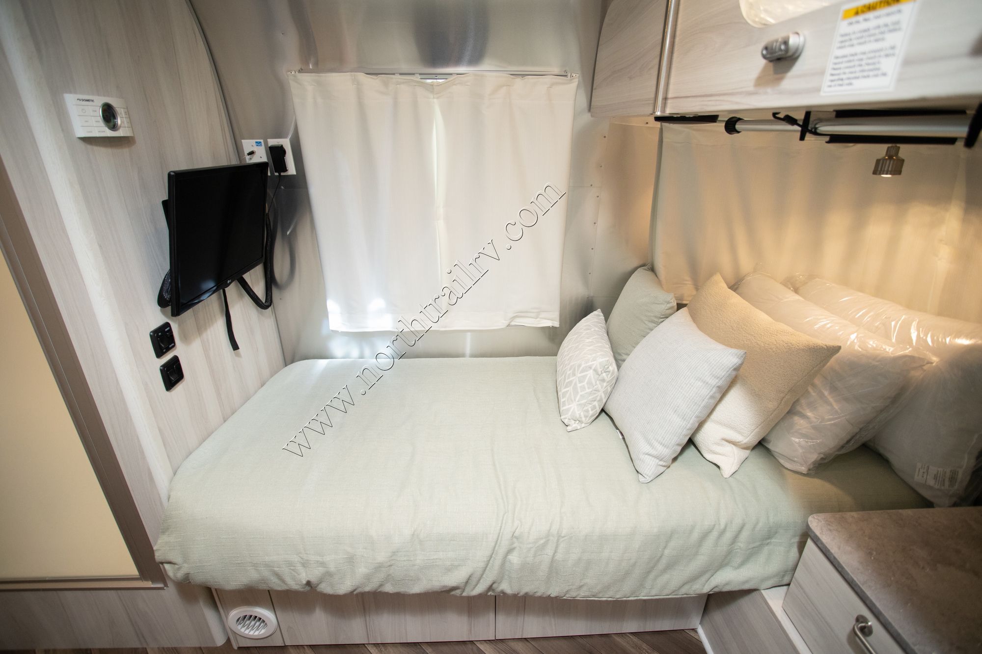 New 2022 Airstream International 25FB Travel Trailer  For Sale