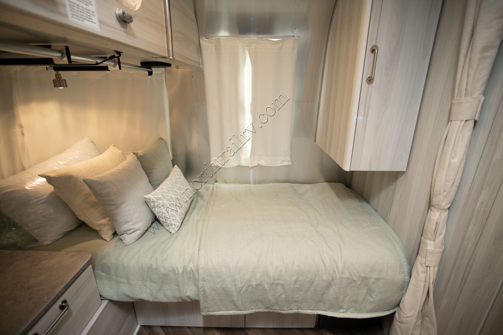 New 2022 Airstream International 25FB Travel Trailer  For Sale