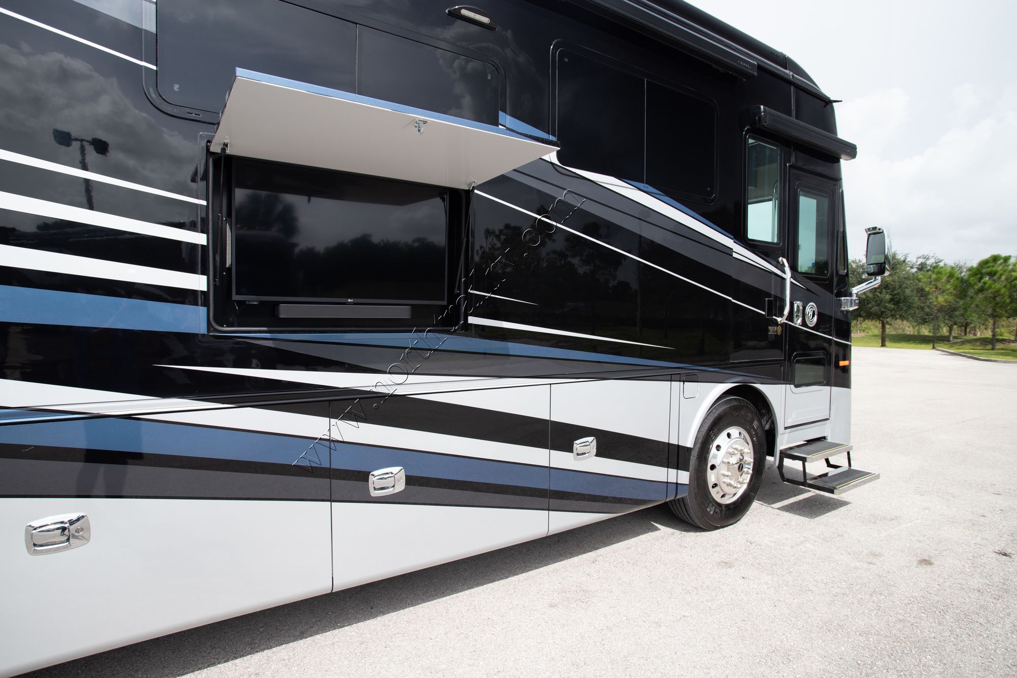 New 2022 Tiffin Motor Homes Phaeton 40IH Class A  For Sale