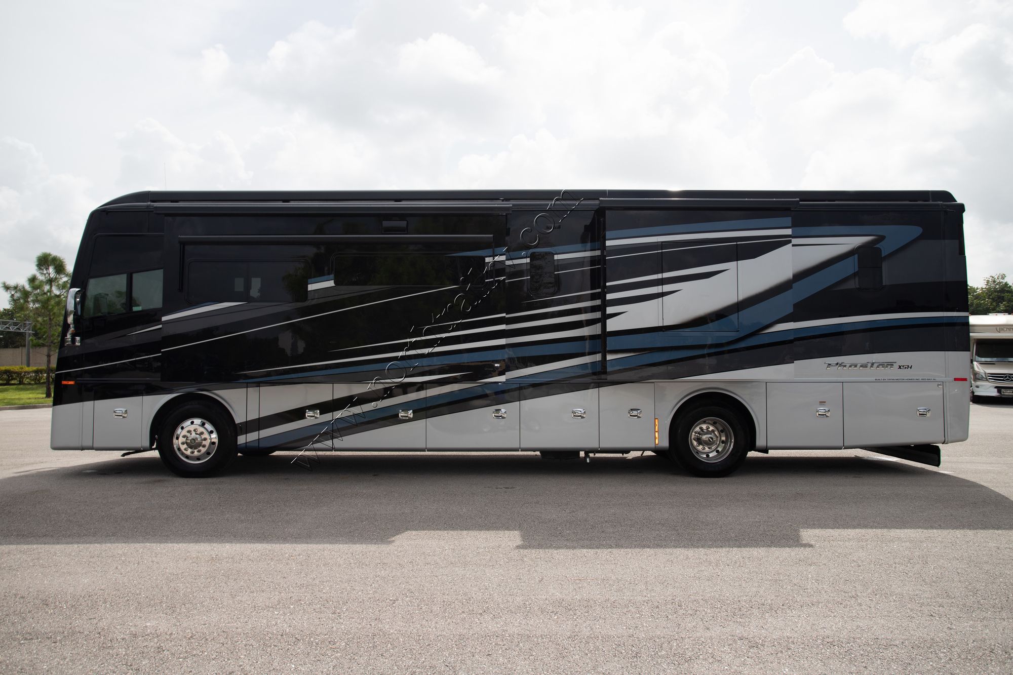 New 2022 Tiffin Motor Homes Phaeton 40IH Class A  For Sale