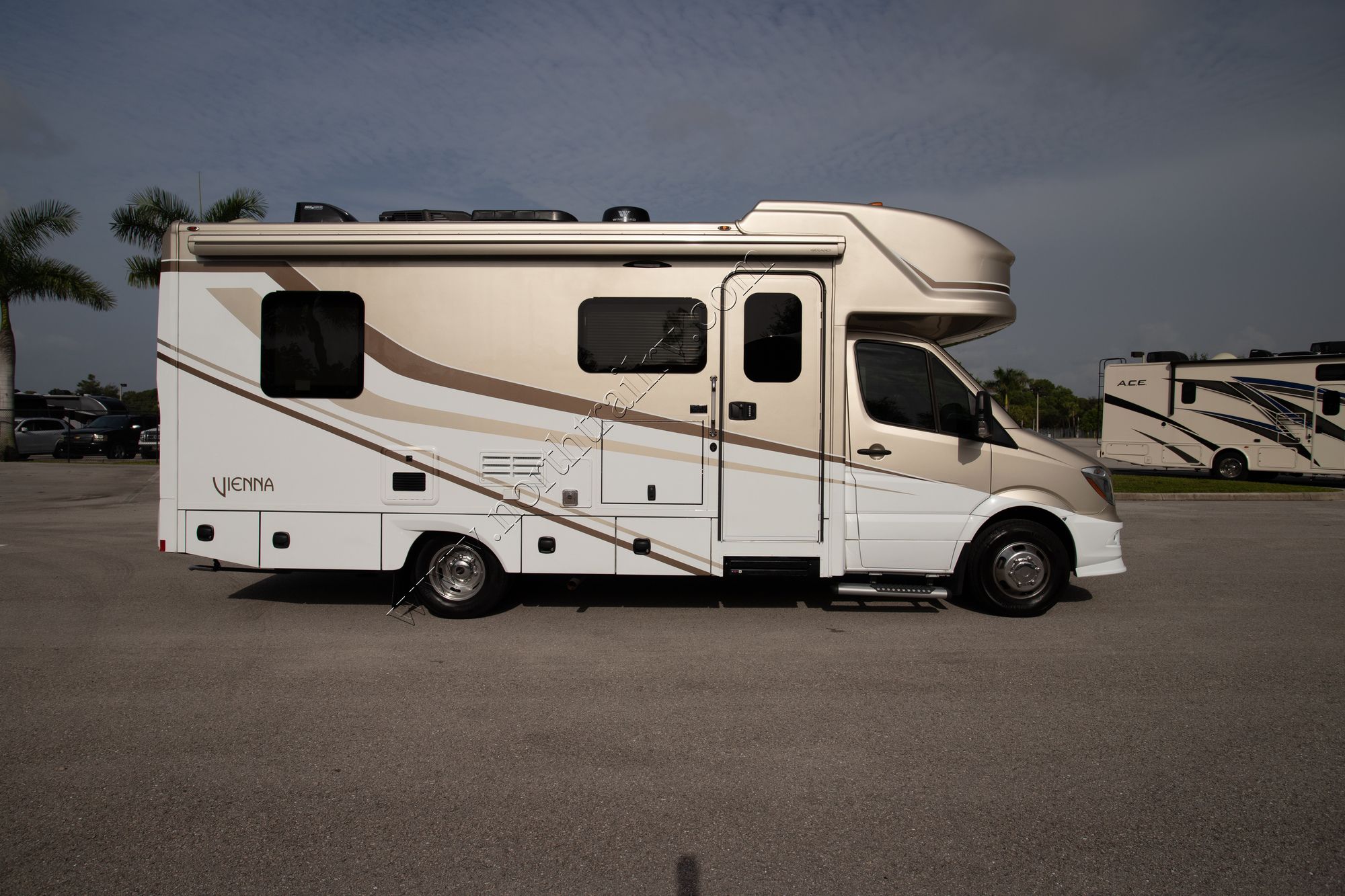 Used 2020 Renegade Rv Vienna 25FW Class C  For Sale