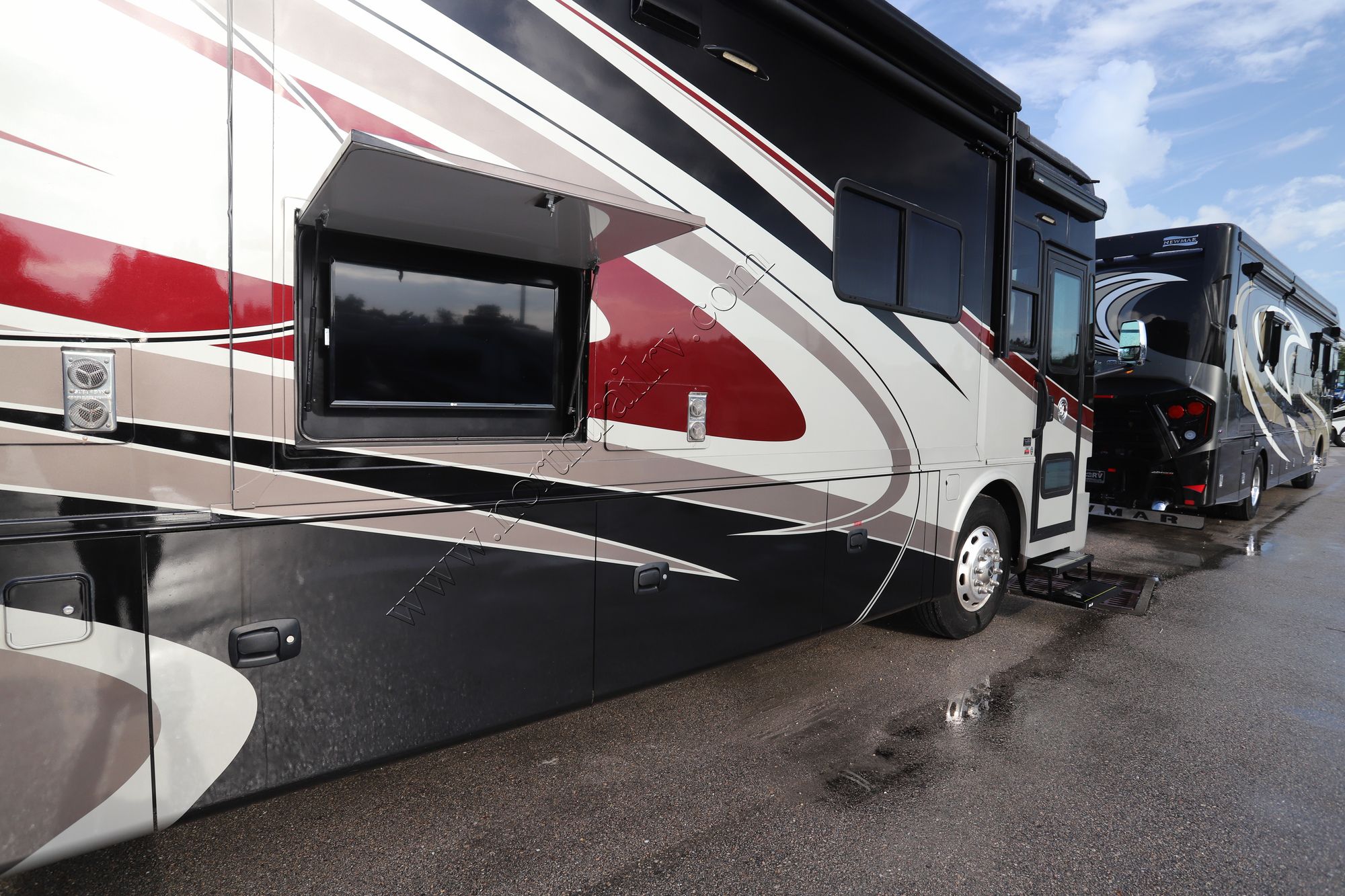 Used 2017 Tiffin Motor Homes Allegro Red 38QRA Class A  For Sale