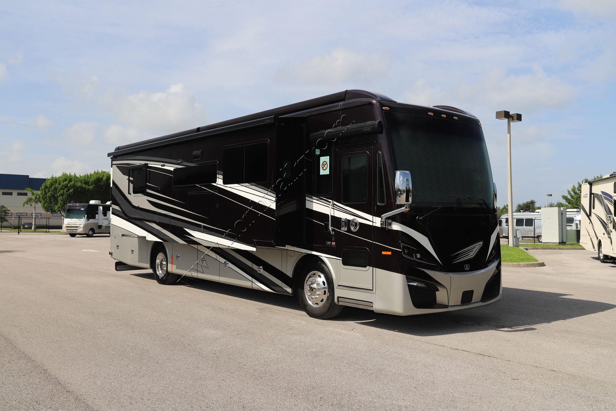 New 2022 Tiffin Motor Homes Phaeton 37BH Class A  For Sale