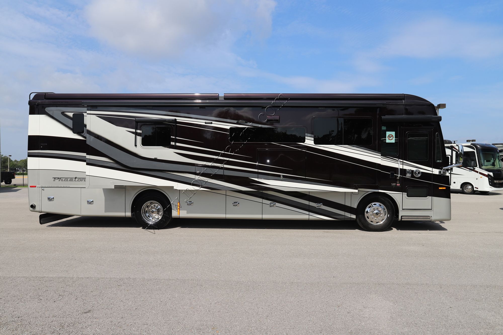 New 2022 Tiffin Motor Homes Phaeton 37BH Class A  For Sale