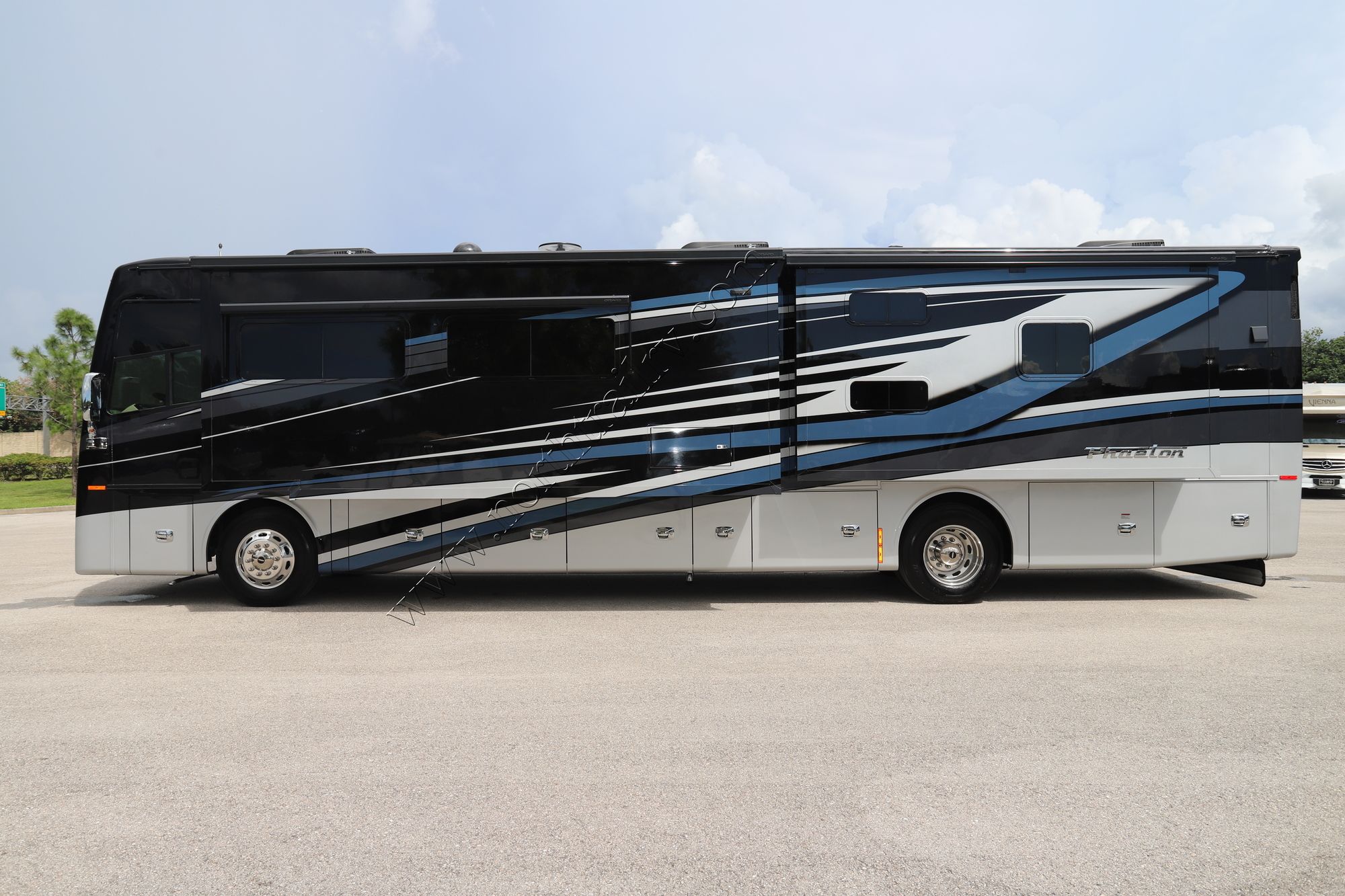 New 2022 Tiffin Motor Homes Phaeton 40QKH Class A  For Sale