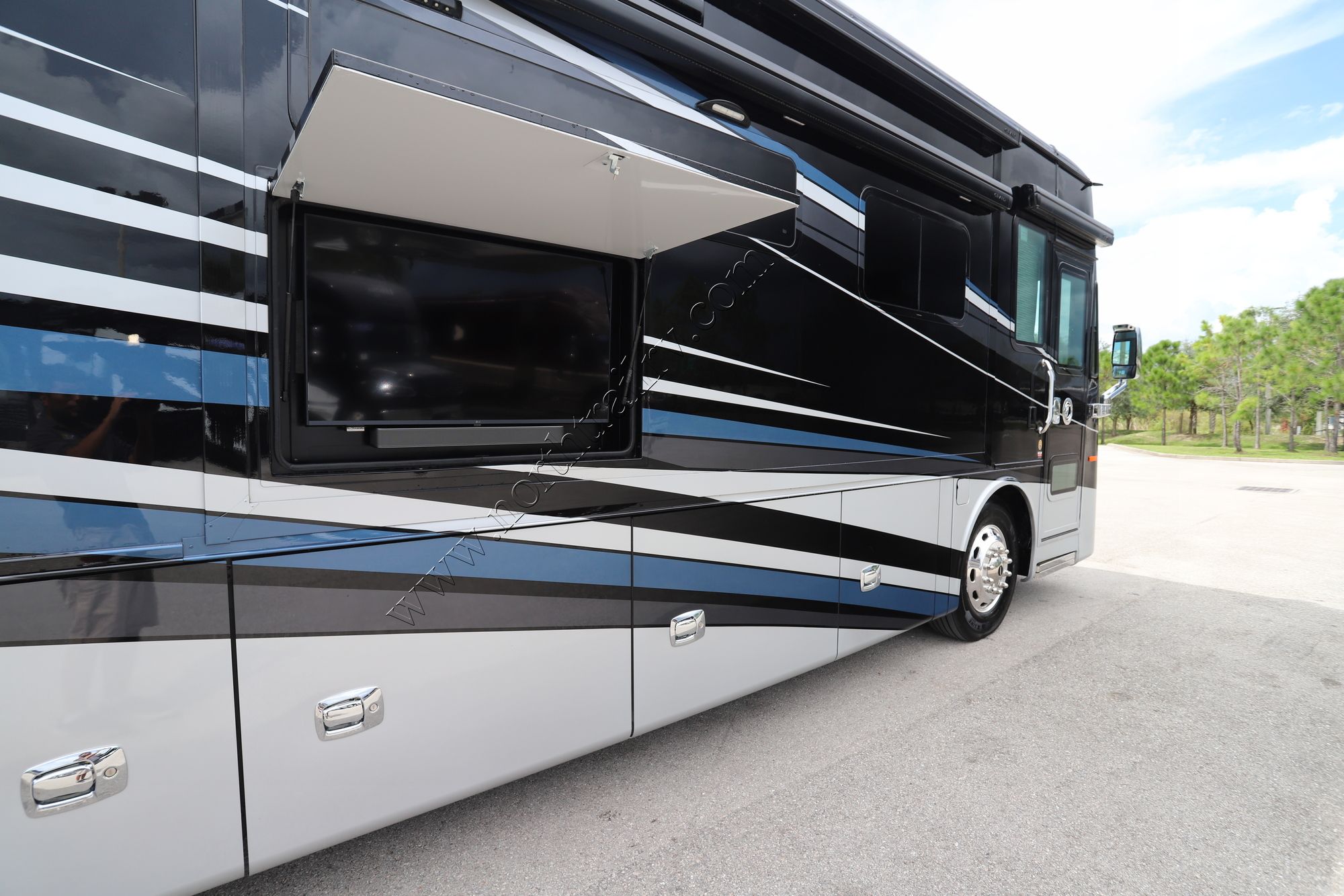 New 2022 Tiffin Motor Homes Phaeton 40QKH Class A  For Sale