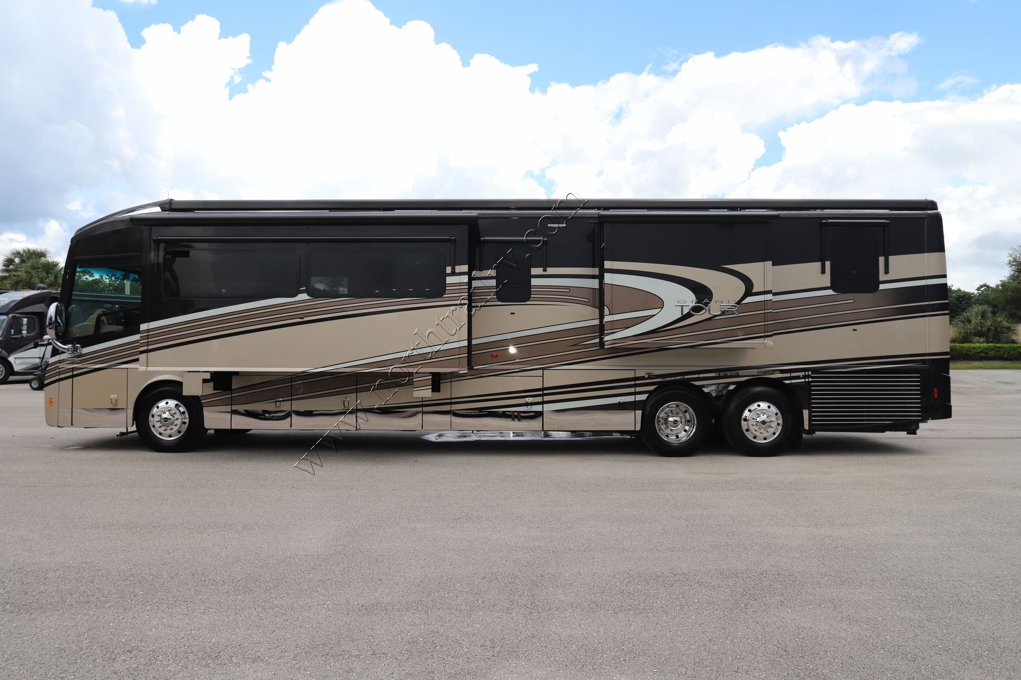 Used 2017 Winnebago Grand Tour 45RL Class A  For Sale