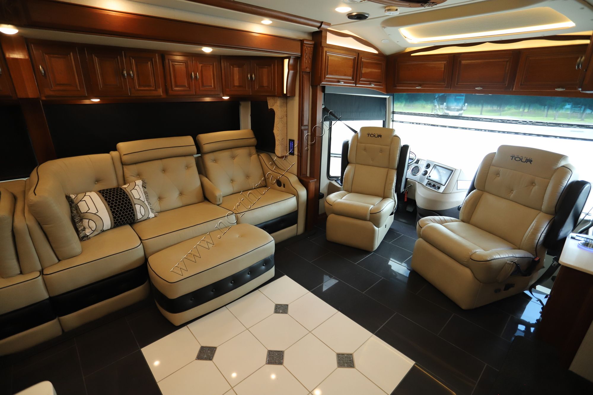 Used 2017 Winnebago Grand Tour 45RL Class A  For Sale