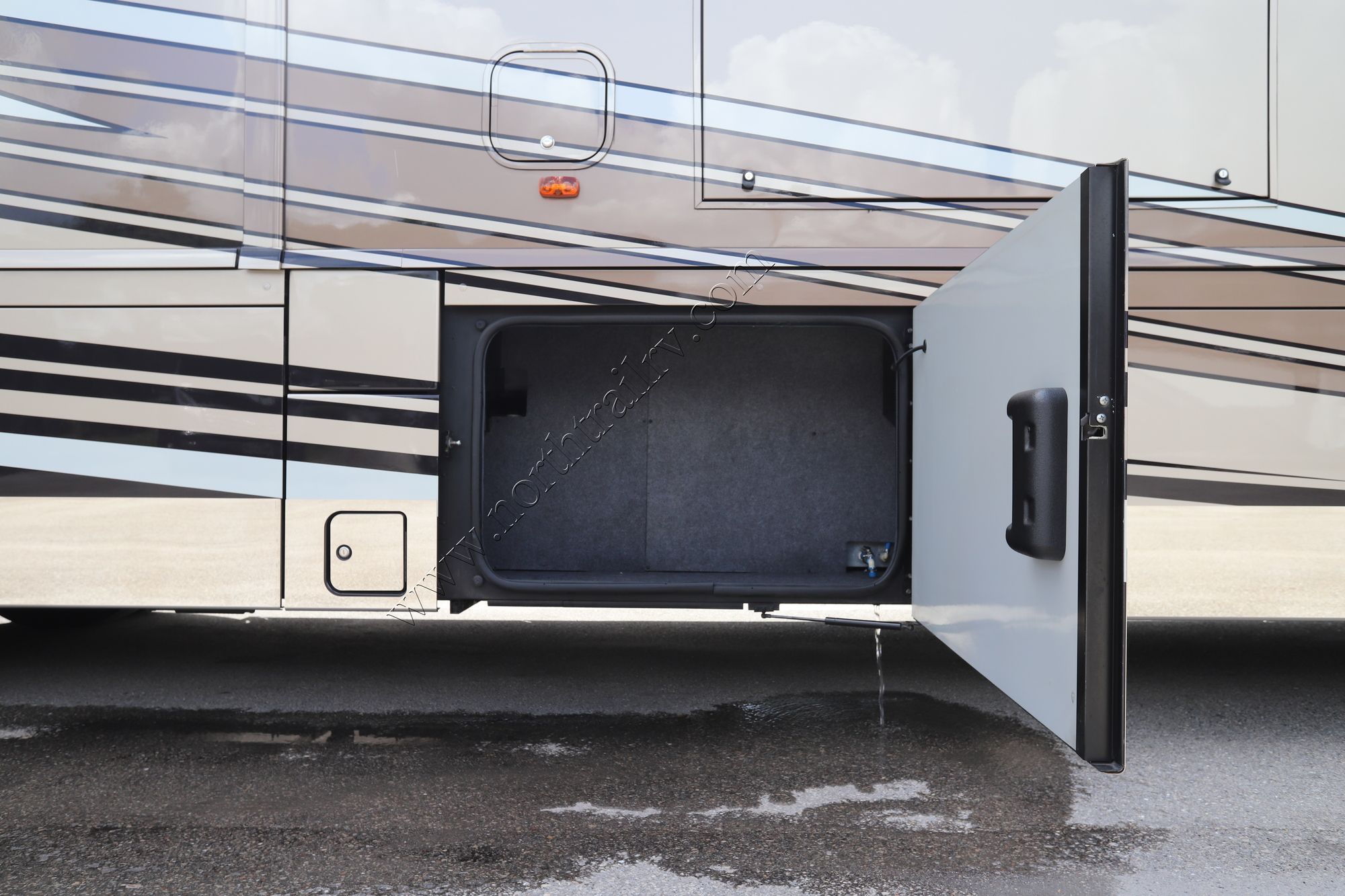 Used 2017 Winnebago Grand Tour 45RL Class A  For Sale