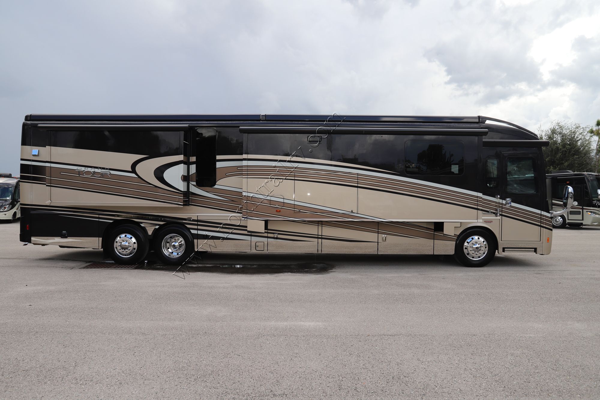 Used 2017 Winnebago Grand Tour 45RL Class A  For Sale