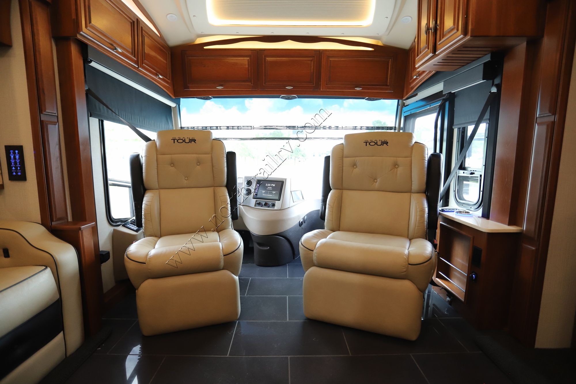 Used 2017 Winnebago Grand Tour 45RL Class A  For Sale