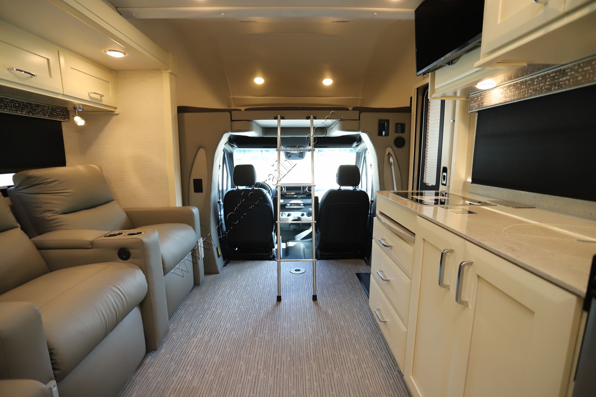 New 2022 Tiffin Motor Homes Wayfarer 25RW Class C  For Sale