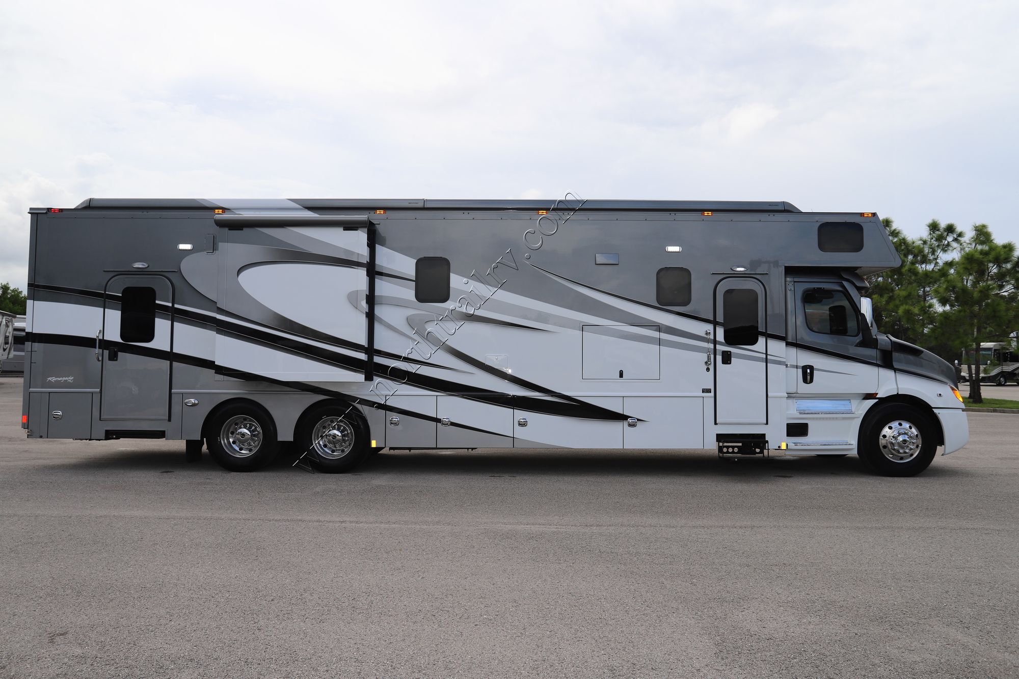 New 2022 Renegade Rv Classic Garage 2609 Super C  For Sale