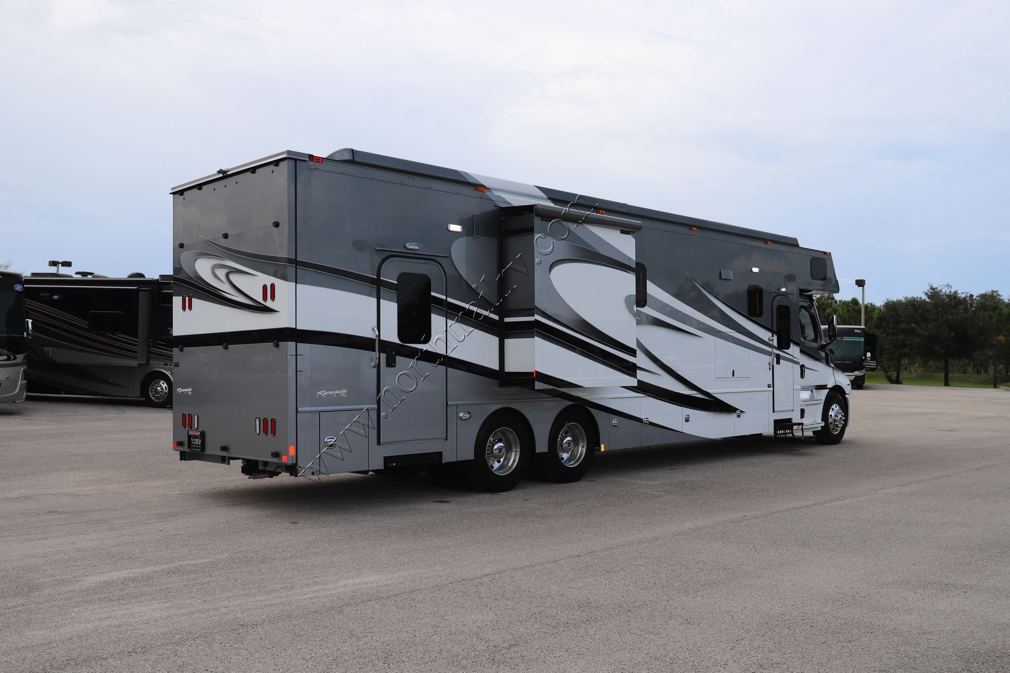 New 2022 Renegade Rv Classic Garage 2609 Super C  For Sale