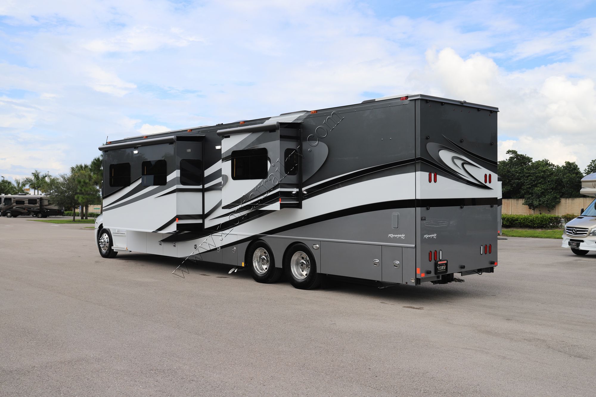 New 2022 Renegade Rv Classic Garage 2609 Super C  For Sale