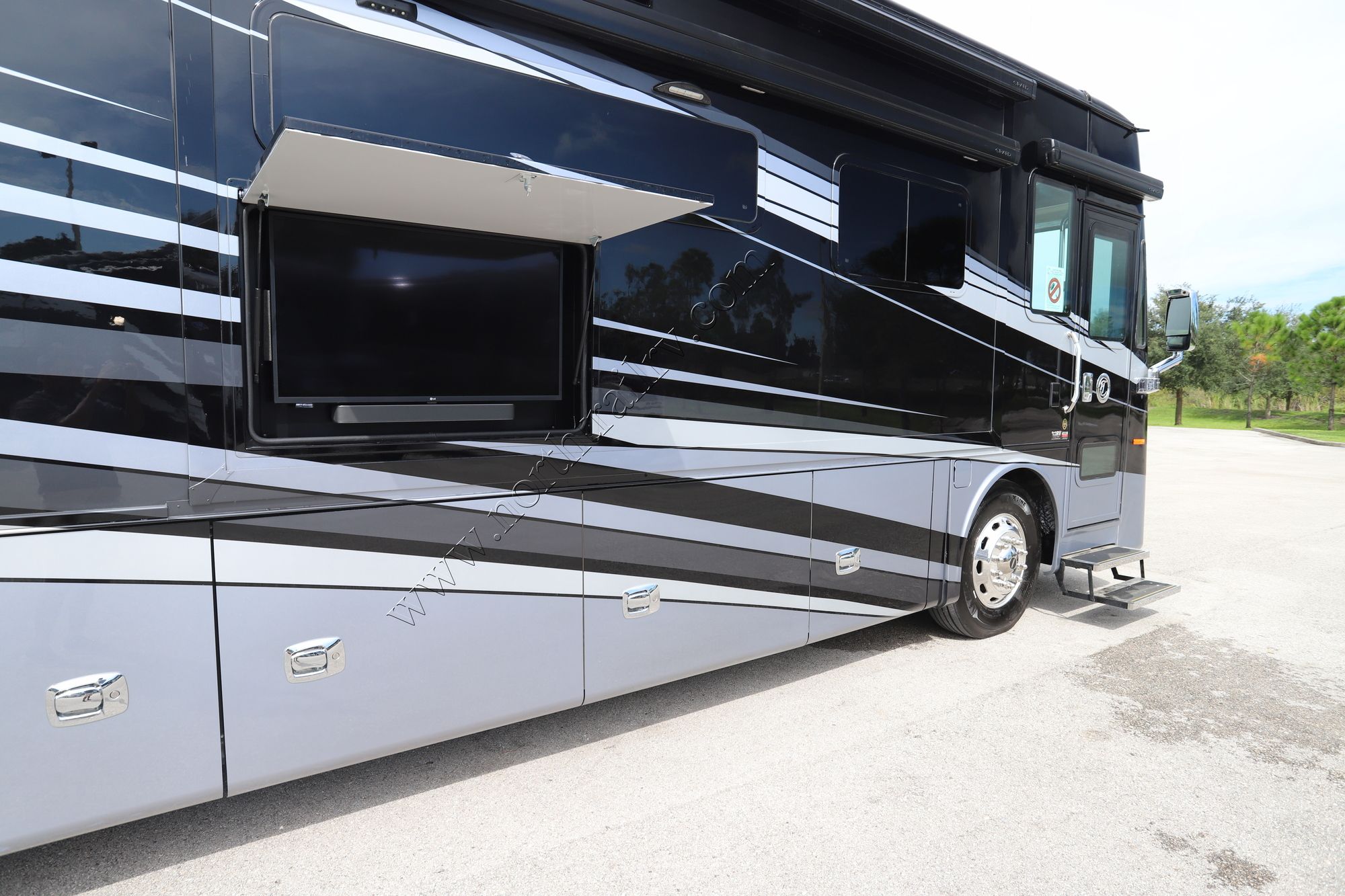 New 2022 Tiffin Motor Homes Phaeton 40QBH Class A  For Sale