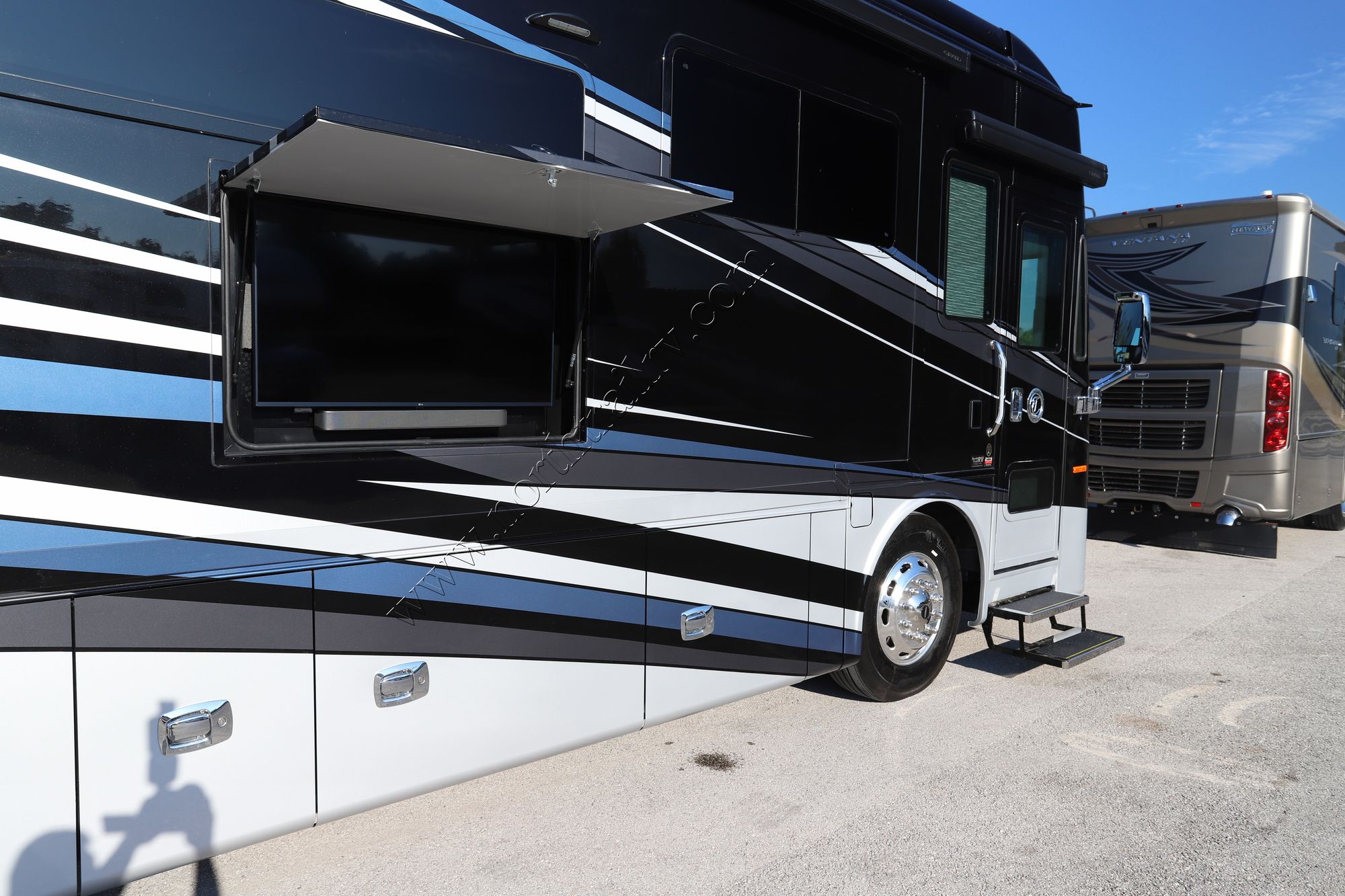 New 2022 Tiffin Motor Homes Phaeton 36SH Class A  For Sale