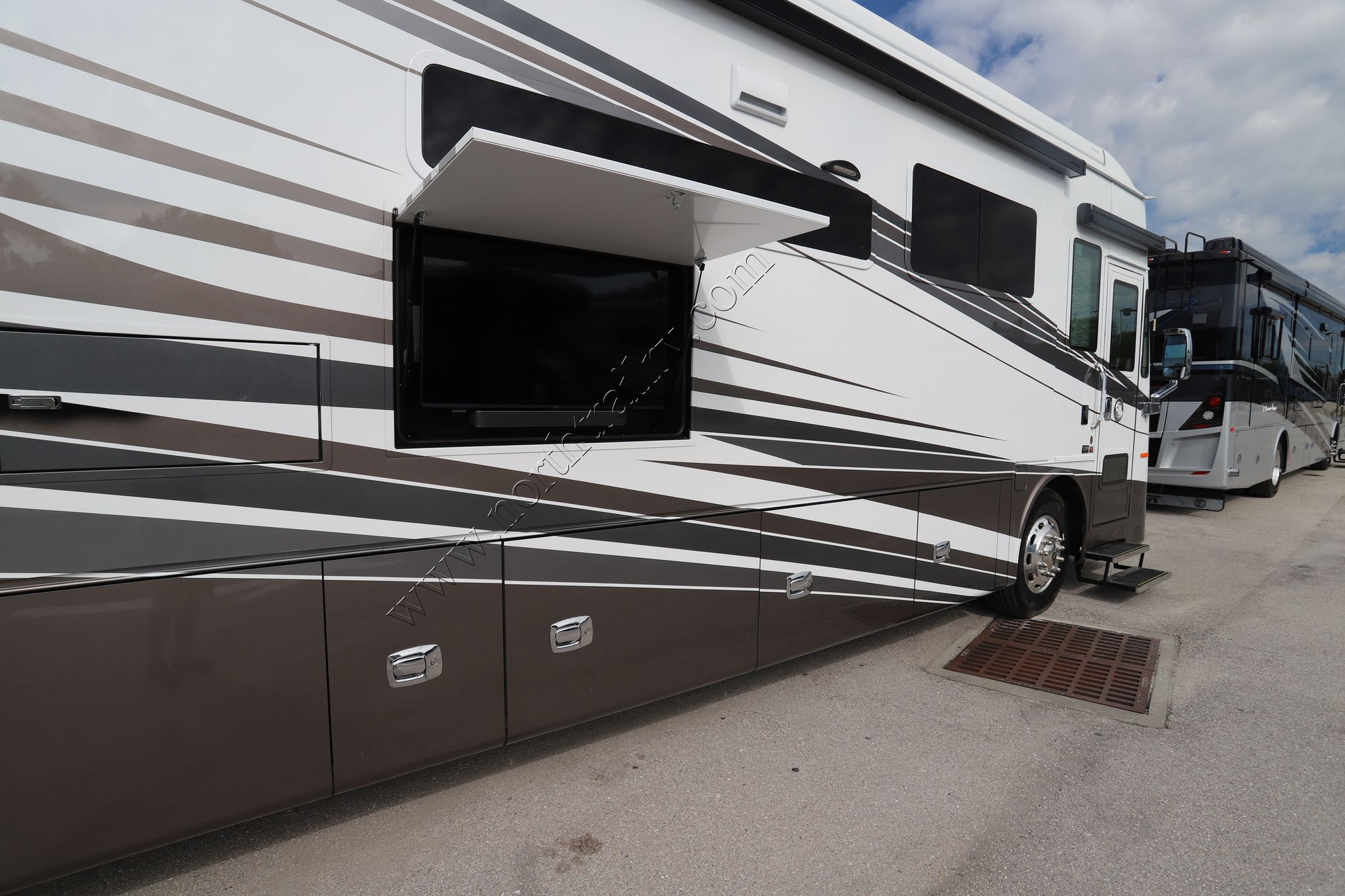 New 2022 Tiffin Motor Homes Phaeton 40AH Class A  For Sale