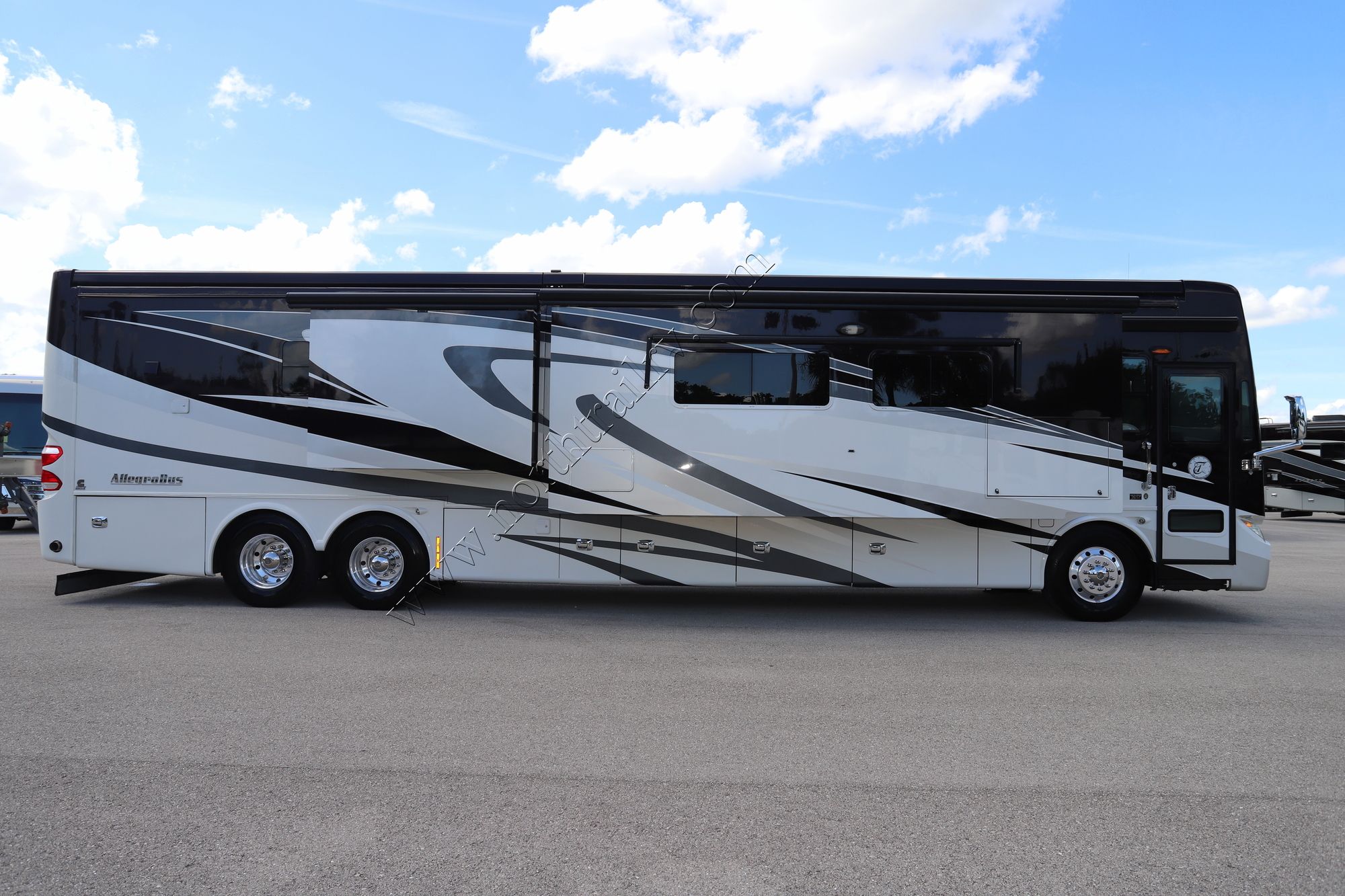 Used 2014 Tiffin Motor Homes Allegro Bus 45LP Class A  For Sale