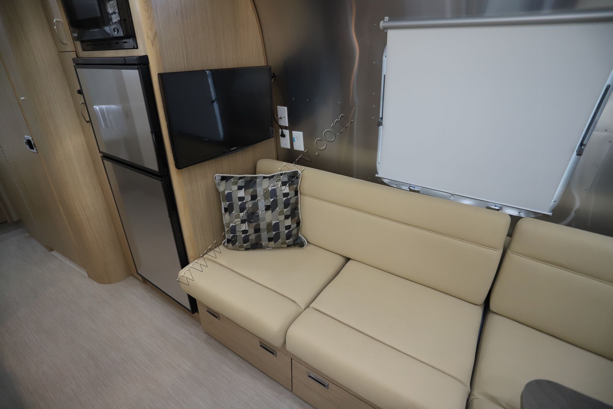 Used 2017 Airstream Flying Cloud 25BWB Travel Trailer  For Sale