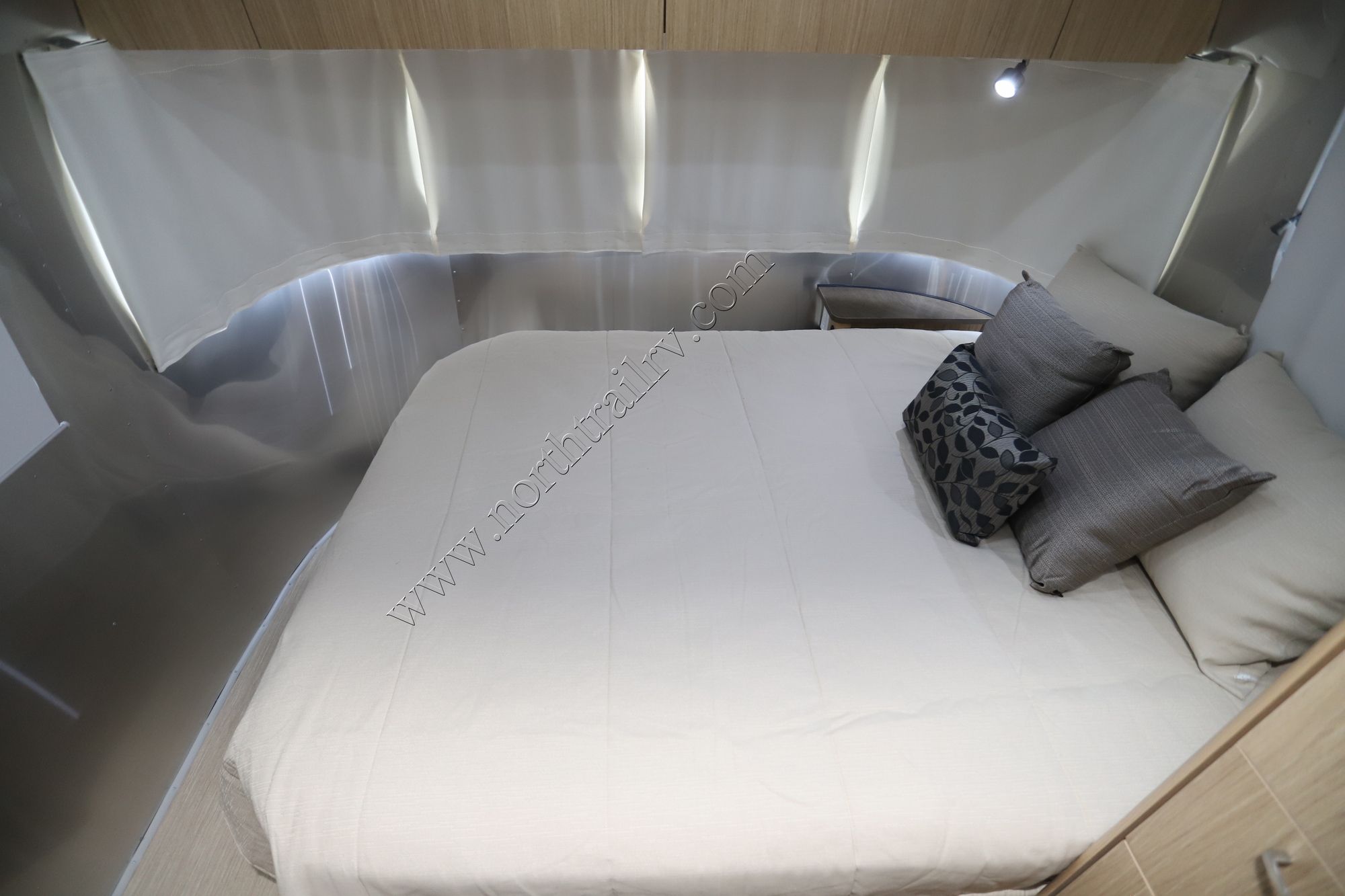 Used 2017 Airstream Flying Cloud 25BWB Travel Trailer  For Sale