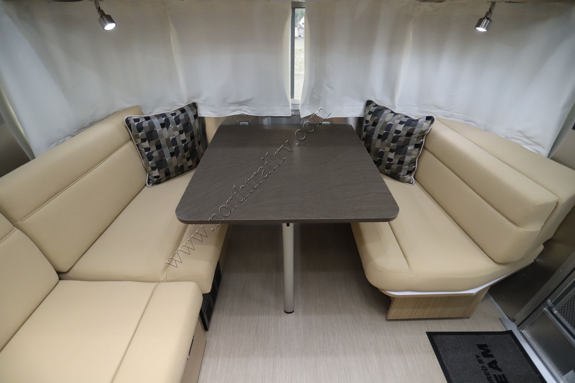 Used 2017 Airstream Flying Cloud 25BWB Travel Trailer  For Sale