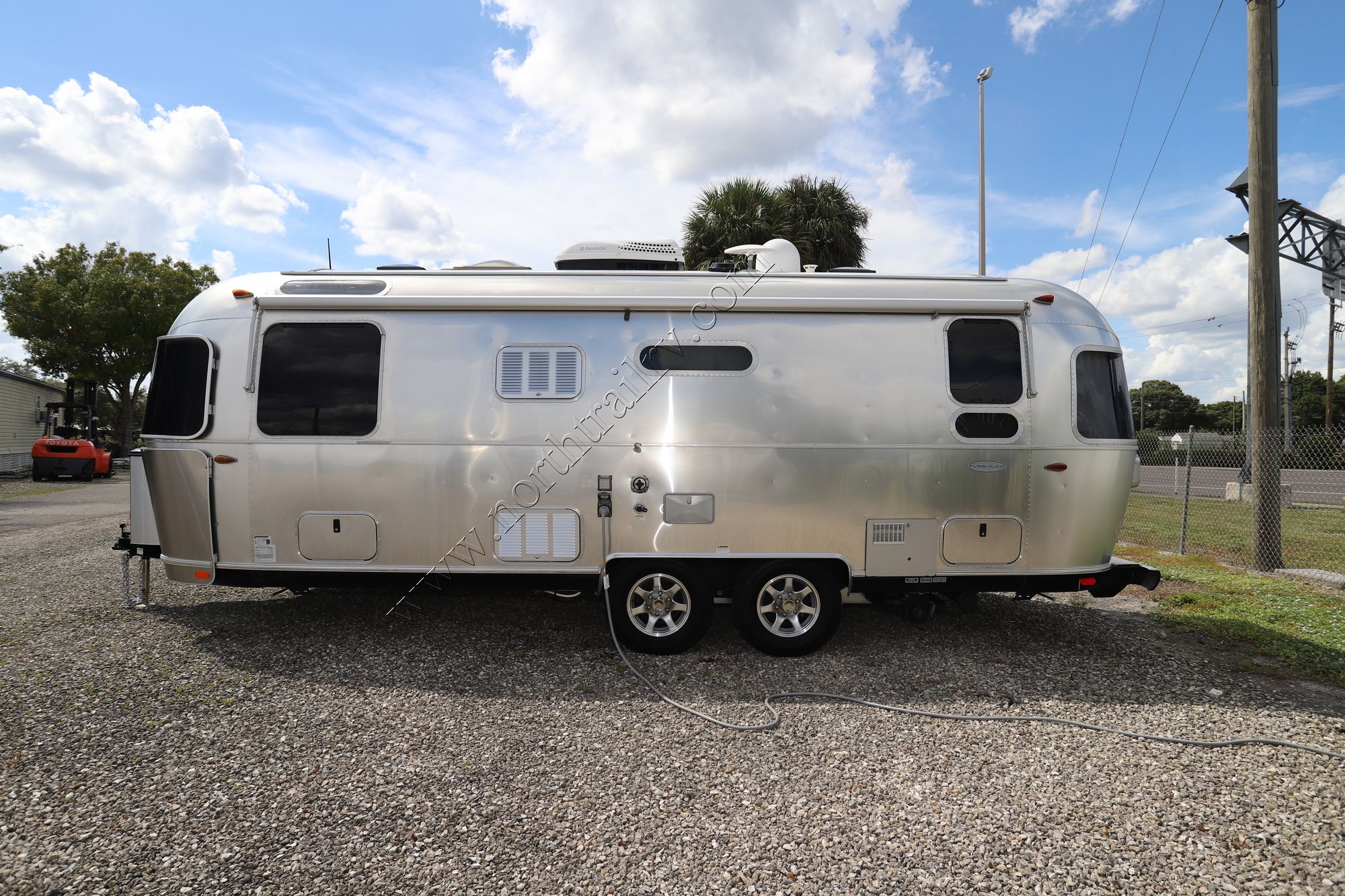 Used 2017 Airstream Flying Cloud 25BWB Travel Trailer  For Sale