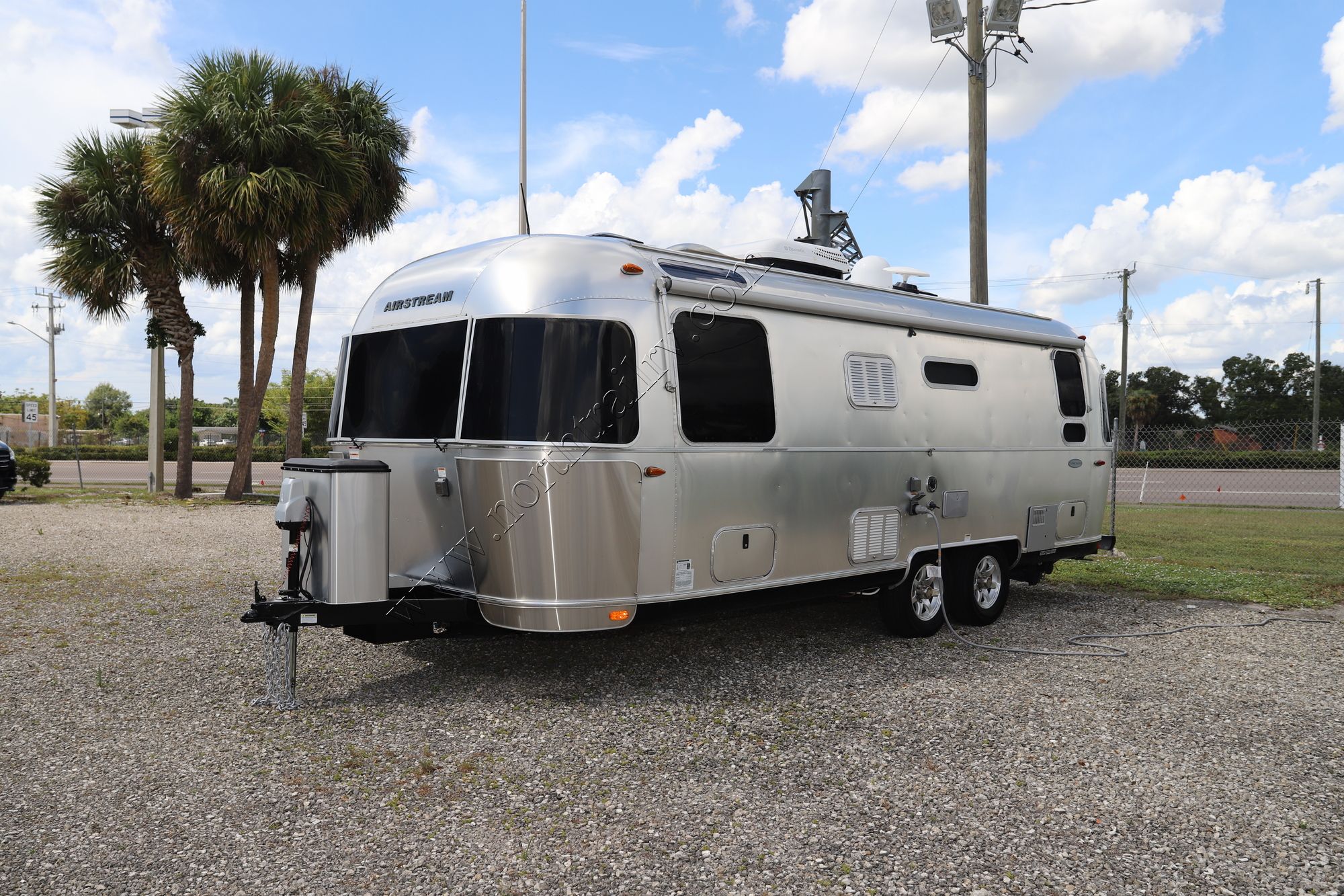 Used 2017 Airstream Flying Cloud 25BWB Travel Trailer  For Sale