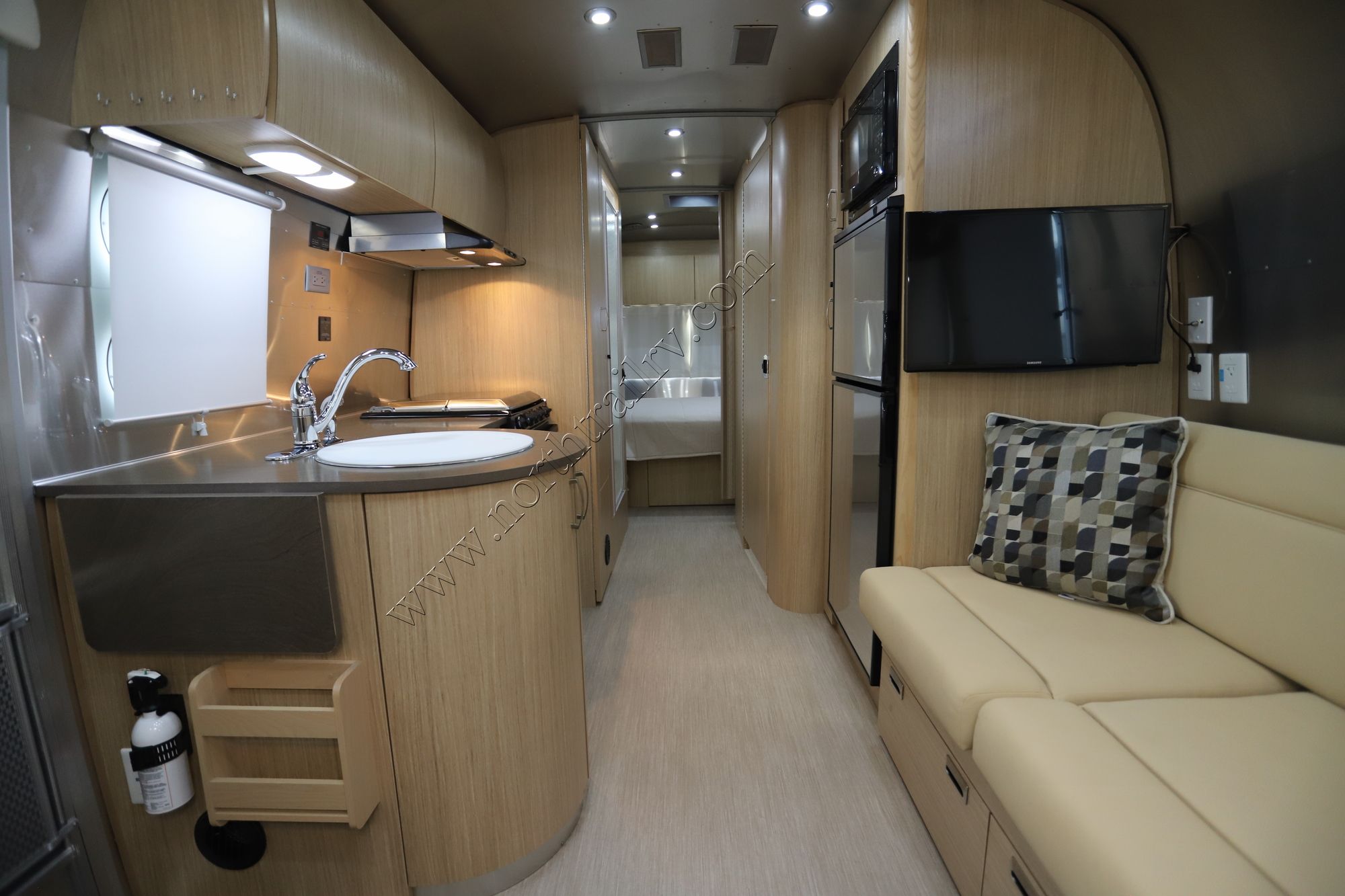 Used 2017 Airstream Flying Cloud 25BWB Travel Trailer  For Sale