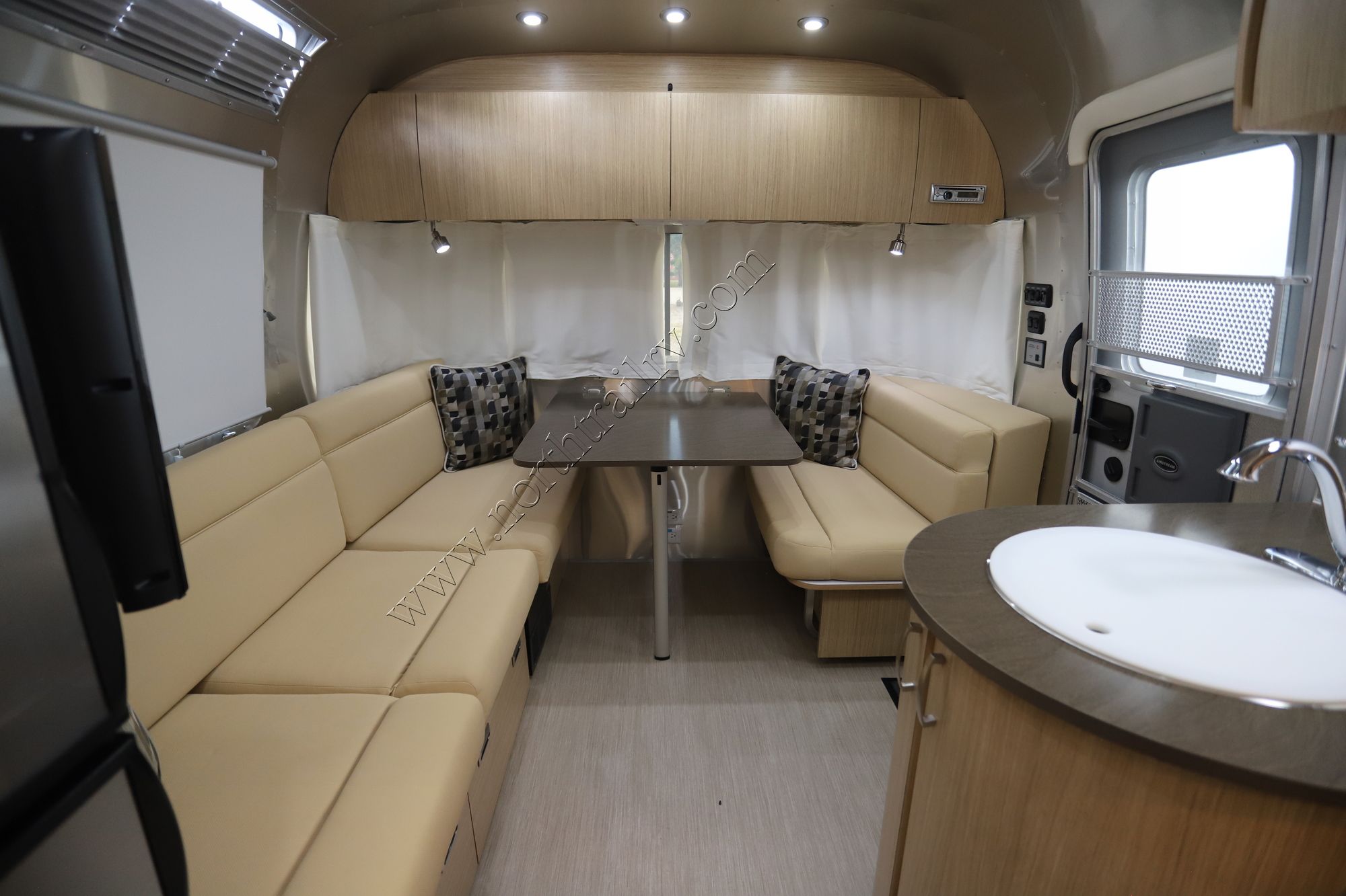 Used 2017 Airstream Flying Cloud 25BWB Travel Trailer  For Sale