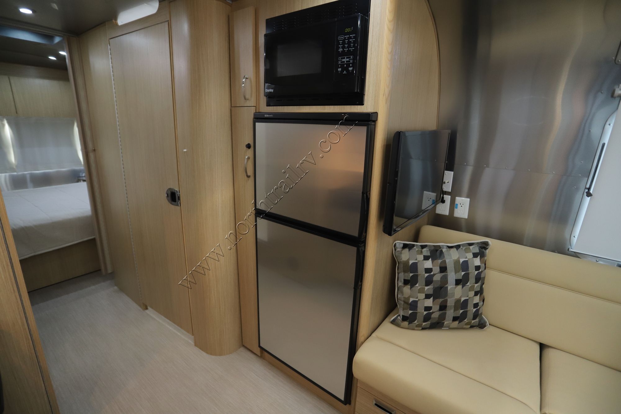 Used 2017 Airstream Flying Cloud 25BWB Travel Trailer  For Sale