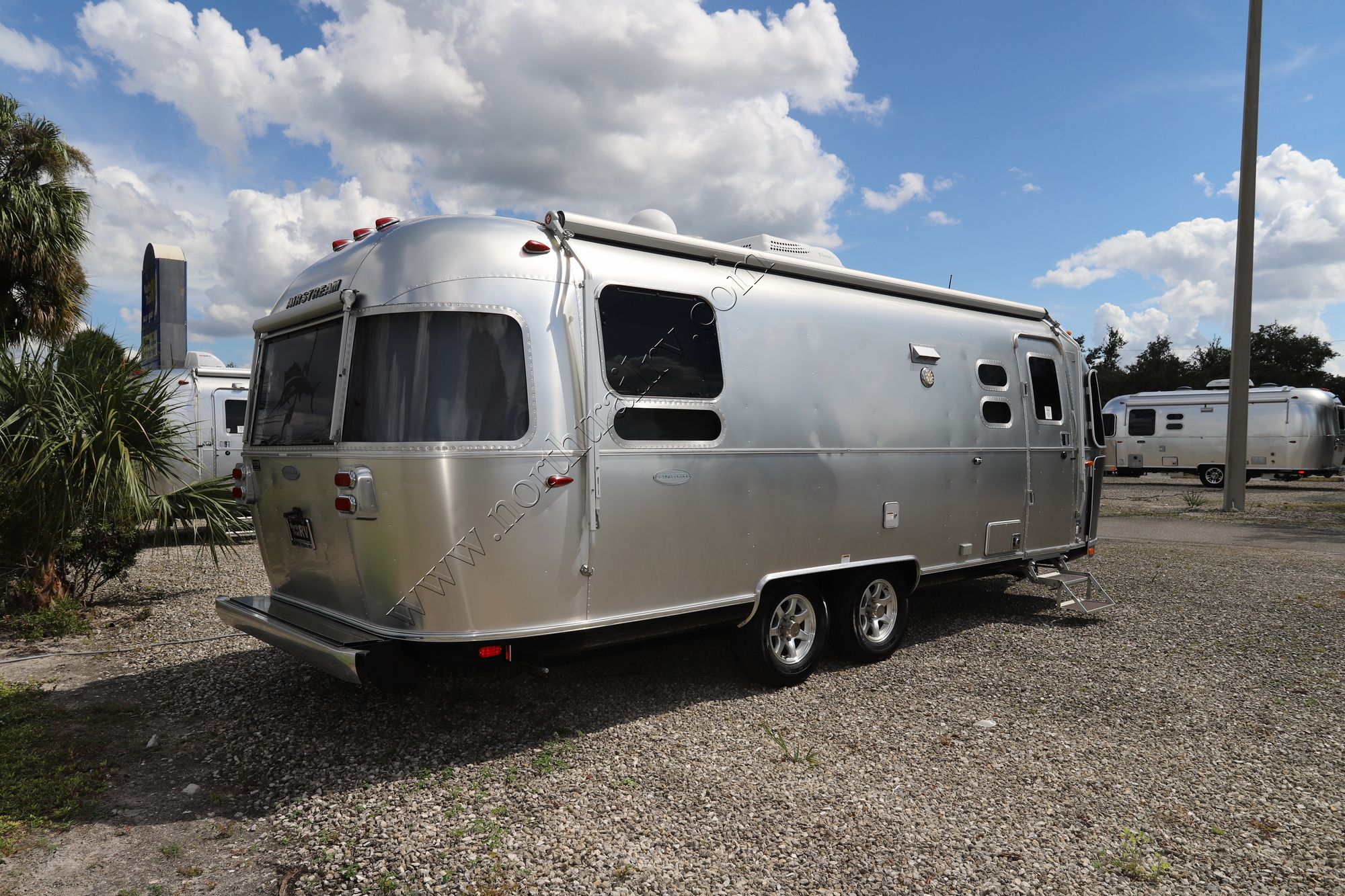 Used 2017 Airstream Flying Cloud 25BWB Travel Trailer  For Sale