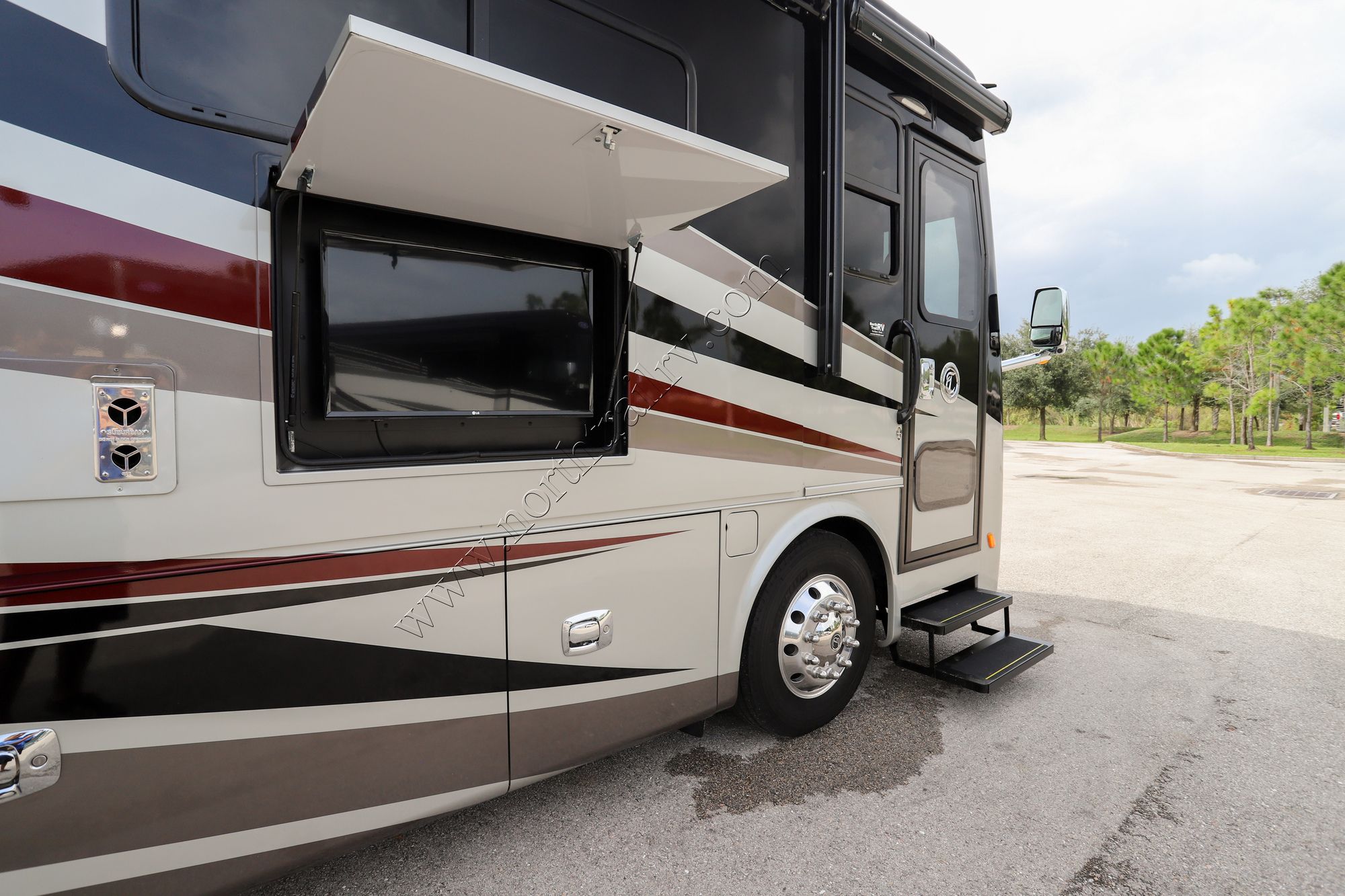 Used 2017 Tiffin Motor Homes Breeze 32BR Class A  For Sale