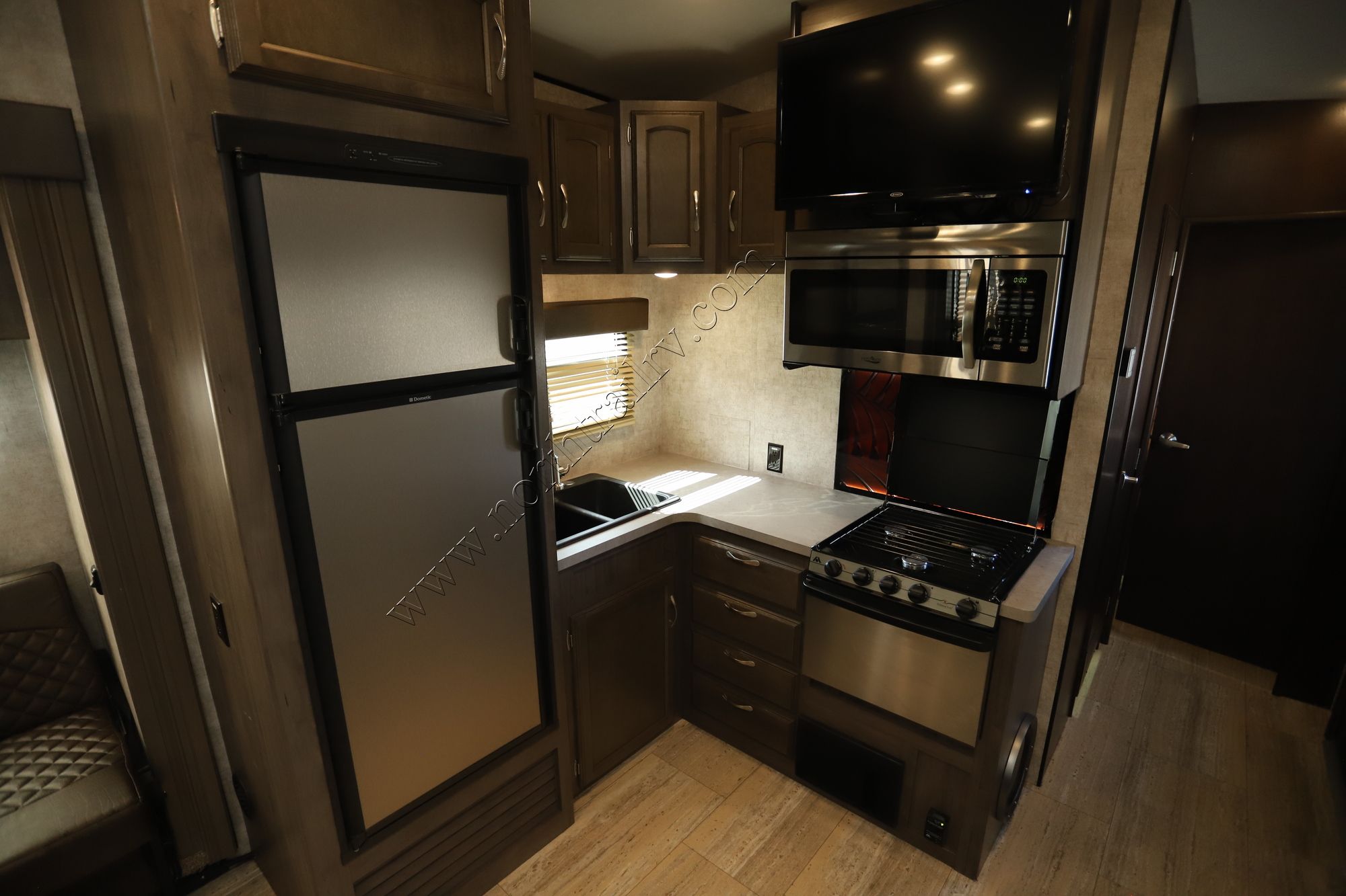 Used 2016 Winnebago Spyder 28C Travel Trailer  For Sale