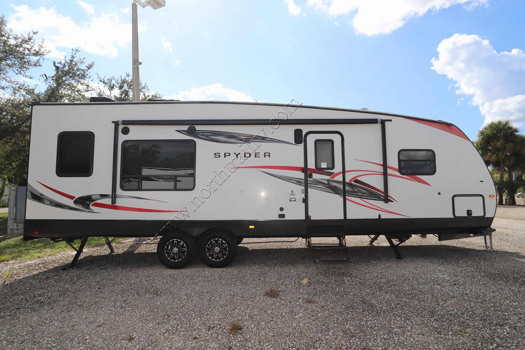 Used 2016 Winnebago Spyder 28C Travel Trailer  For Sale