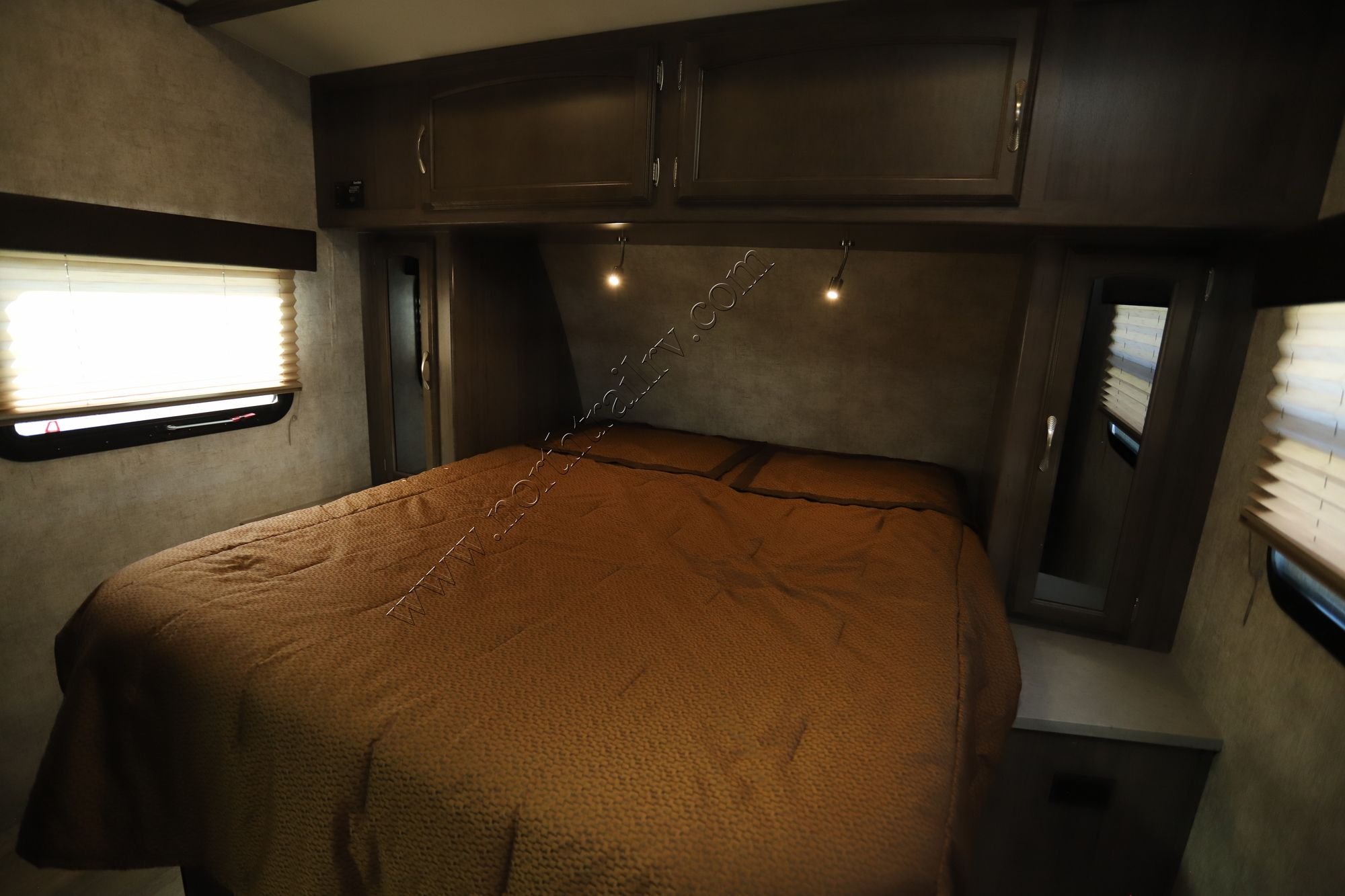 Used 2016 Winnebago Spyder 28C Travel Trailer  For Sale