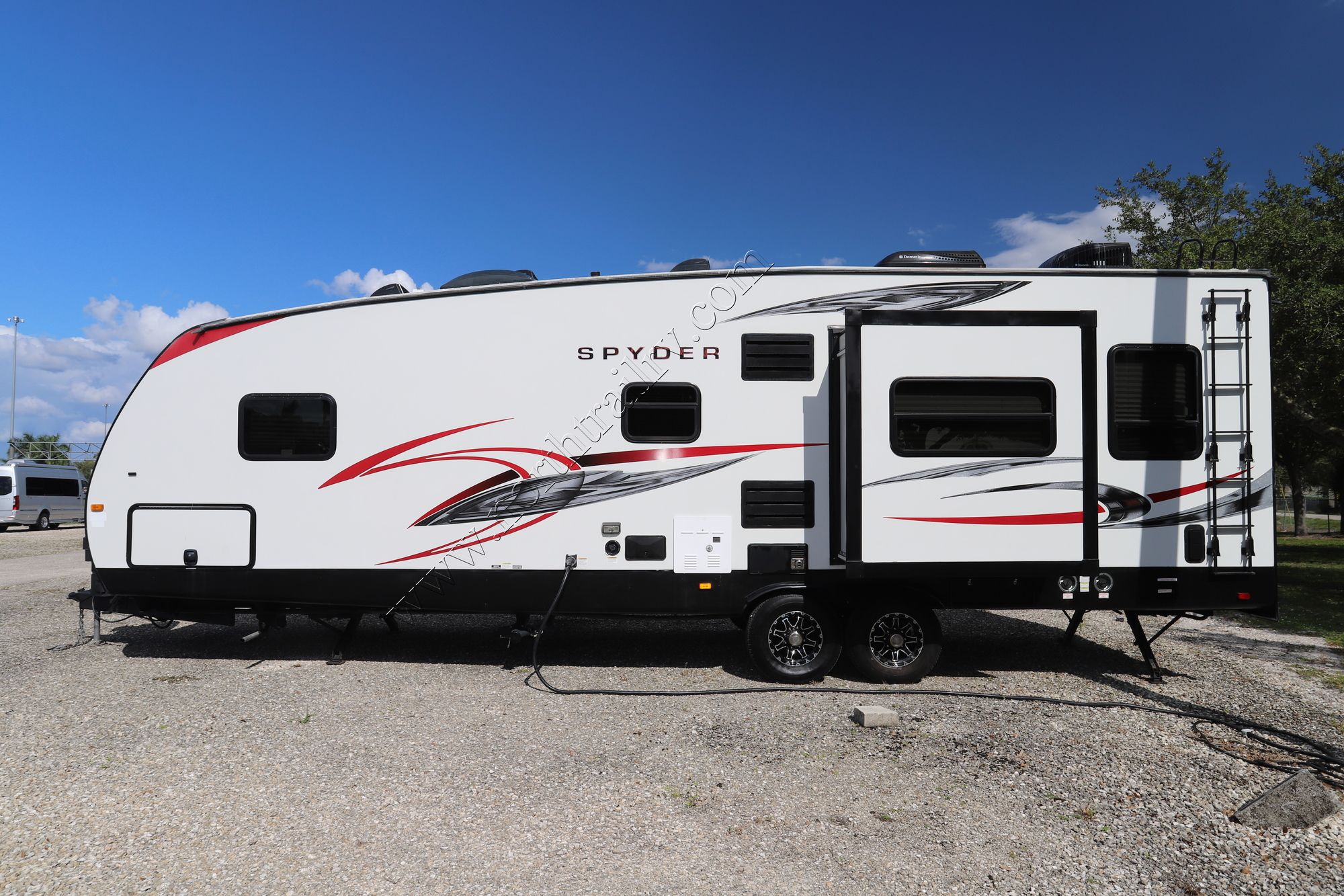 Used 2016 Winnebago Spyder 28C Travel Trailer  For Sale