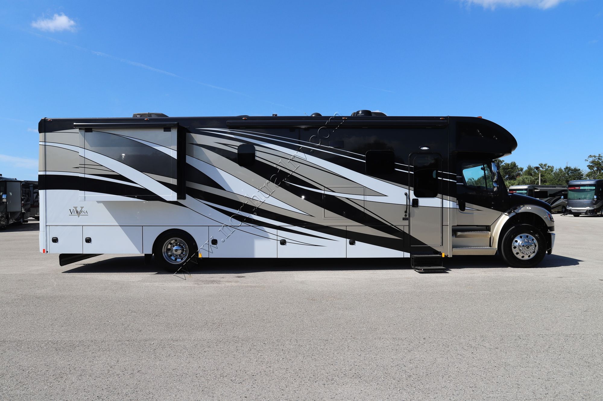 New 2022 Renegade Rv Verona 40VRB Super C  For Sale