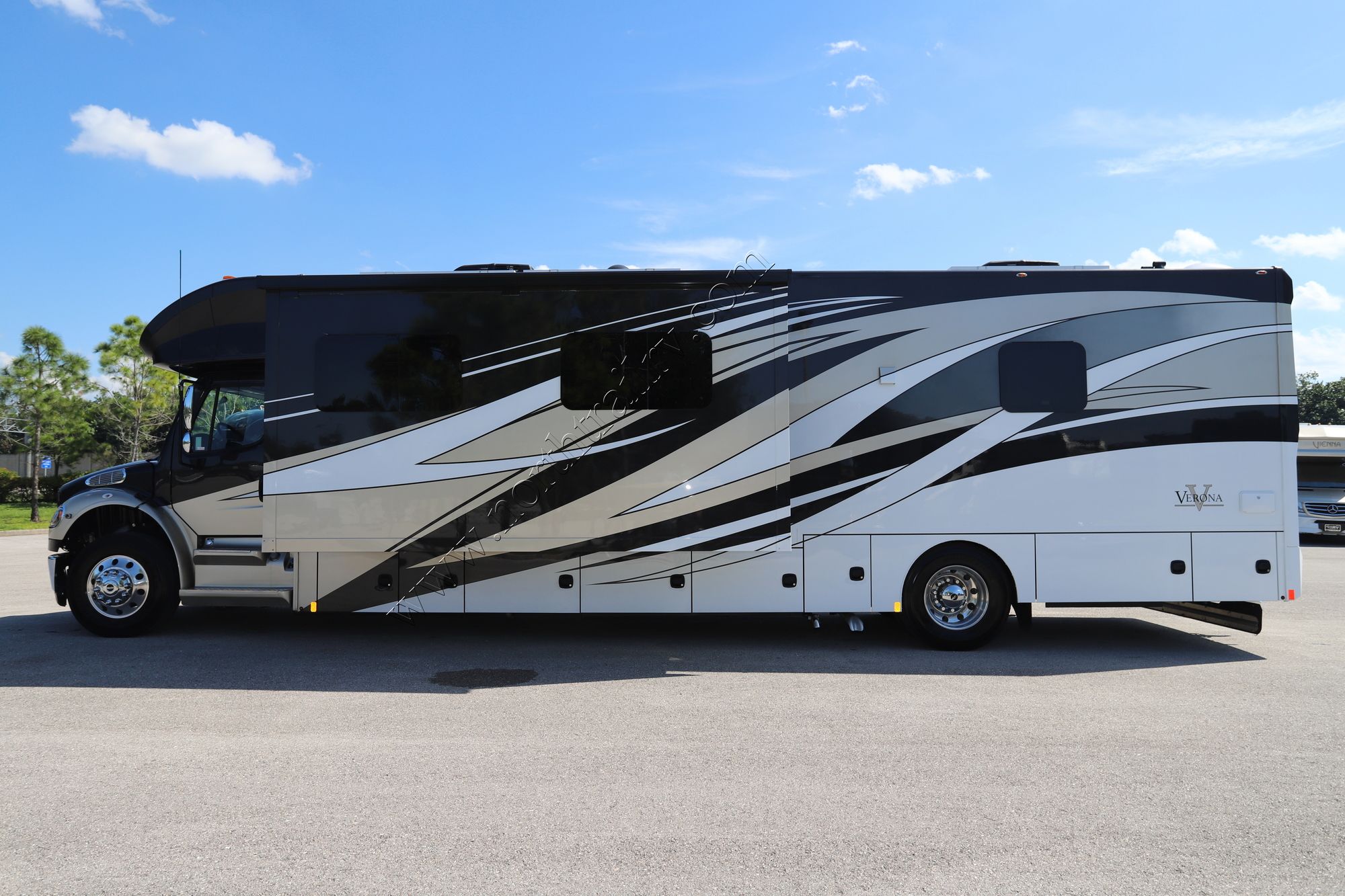 New 2022 Renegade Rv Verona 40VRB Super C  For Sale