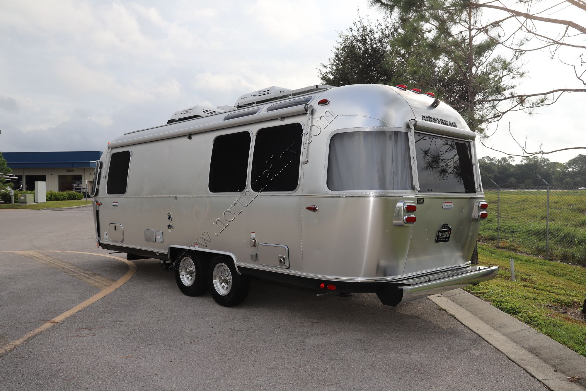 New 2022 Airstream International 25FB Travel Trailer  For Sale