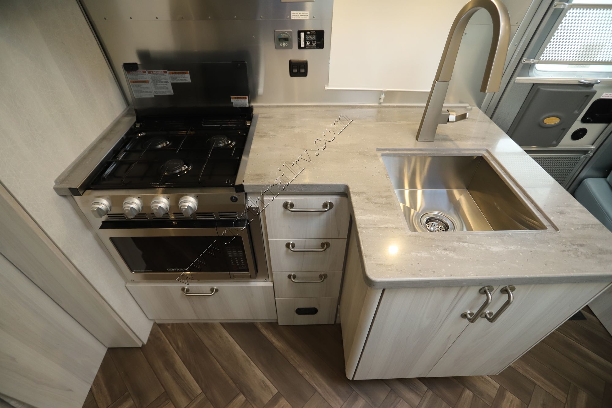 New 2022 Airstream International 25FB Travel Trailer  For Sale