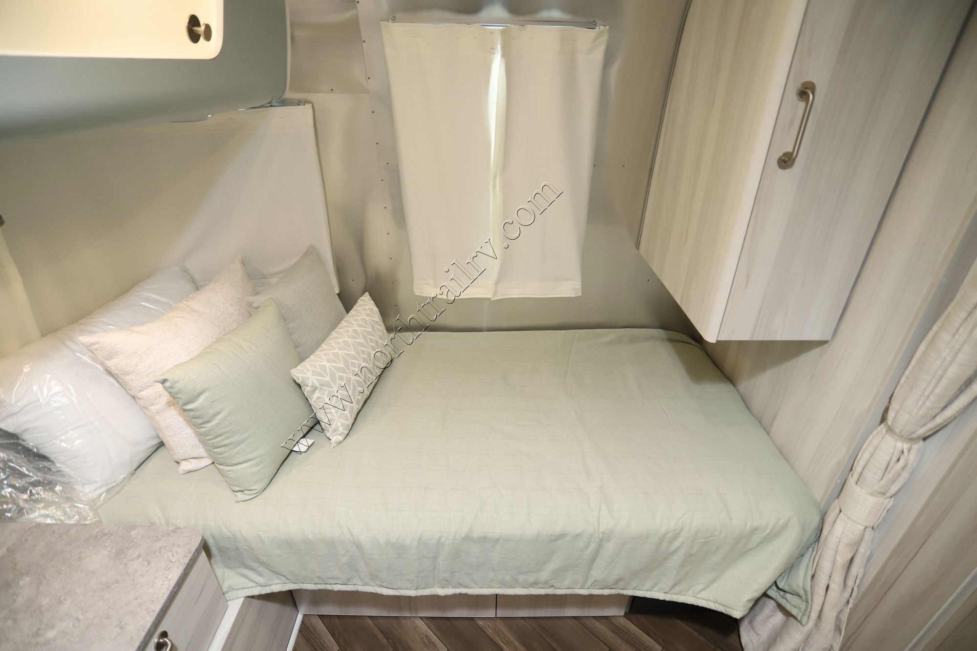 New 2022 Airstream International 25FB Travel Trailer  For Sale