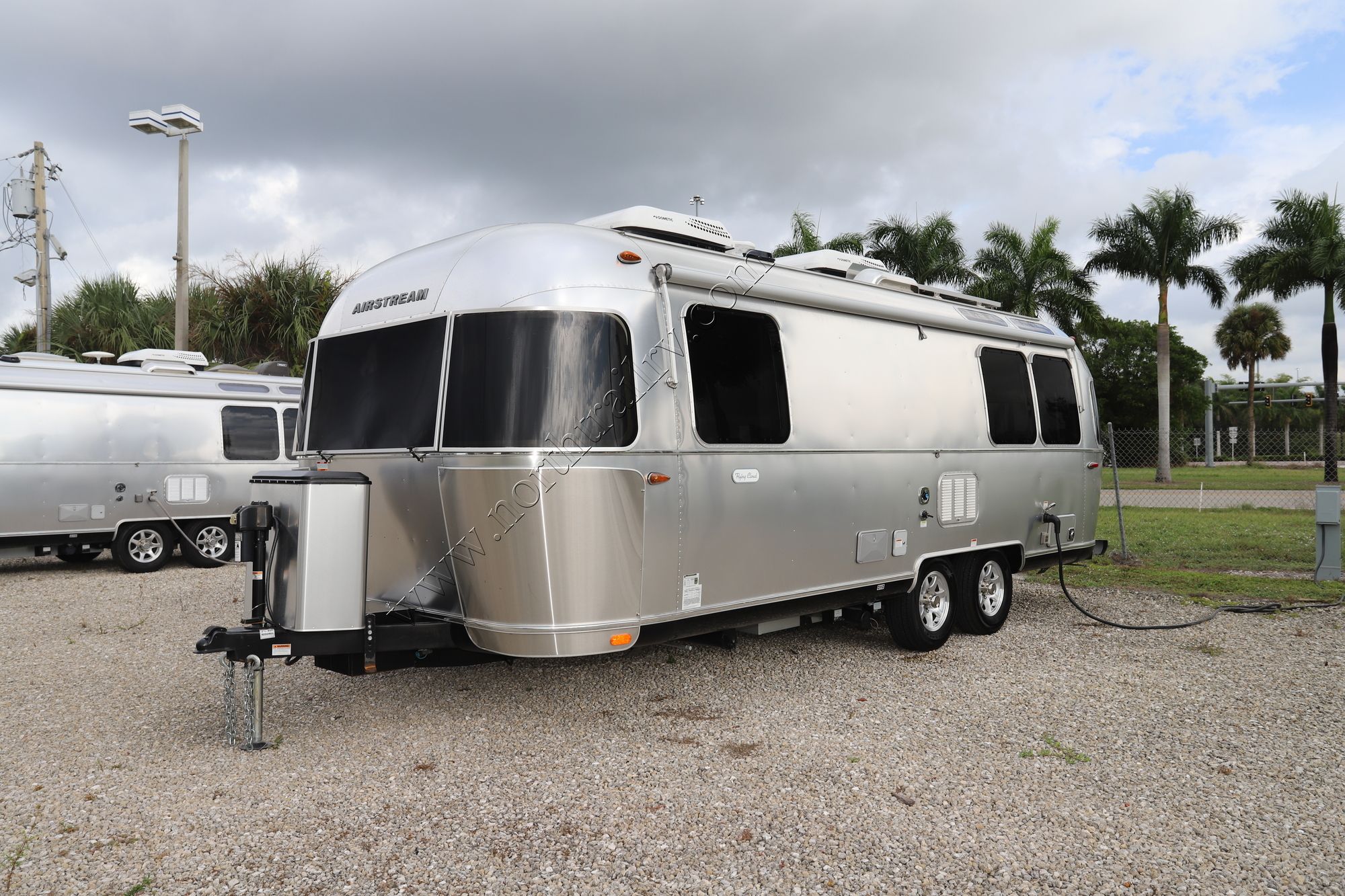 Used 2021 Airstream Flying Cloud 25FBQ Travel Trailer  For Sale