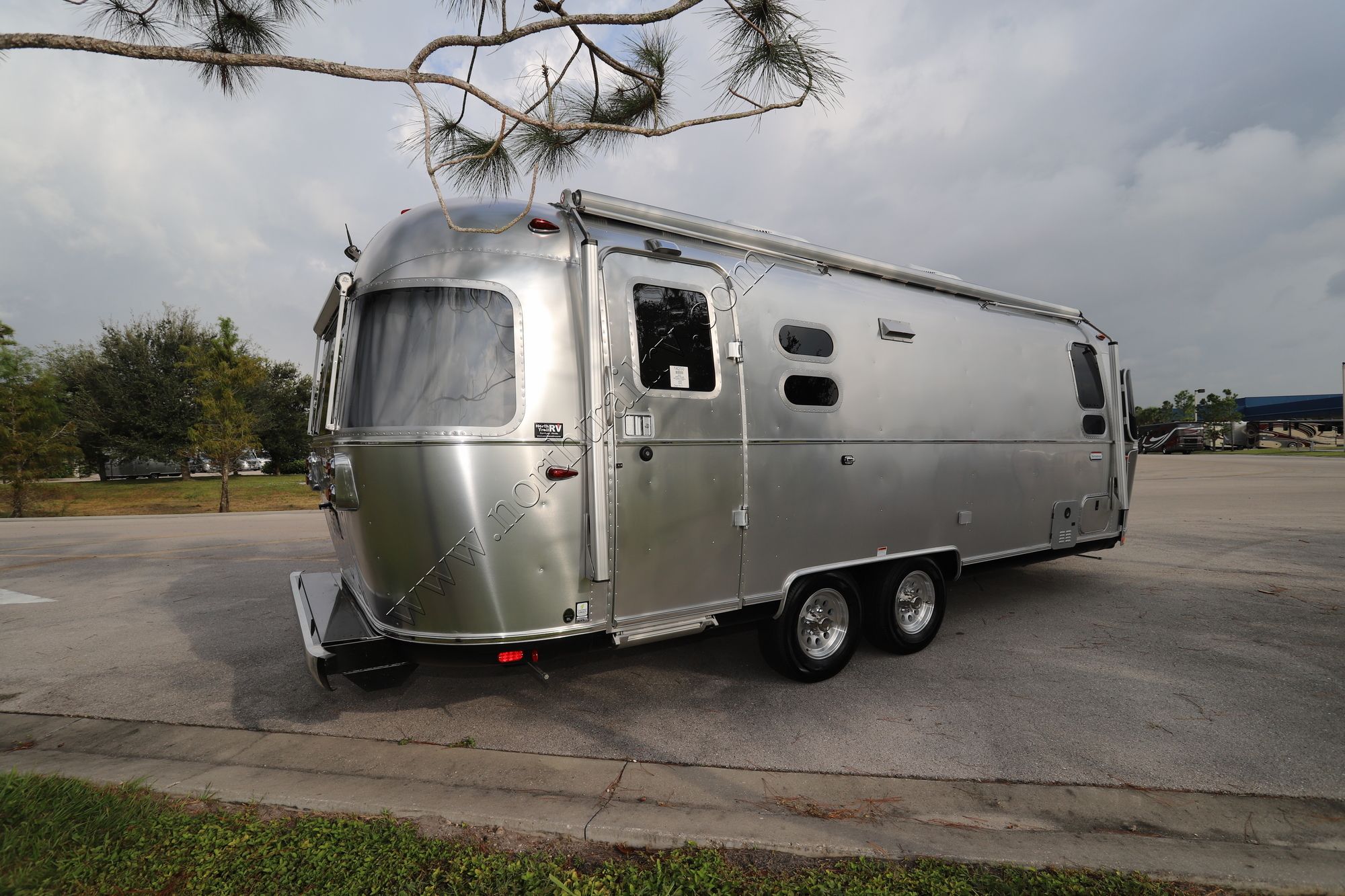 New 2022 Airstream International 25FB Travel Trailer  For Sale