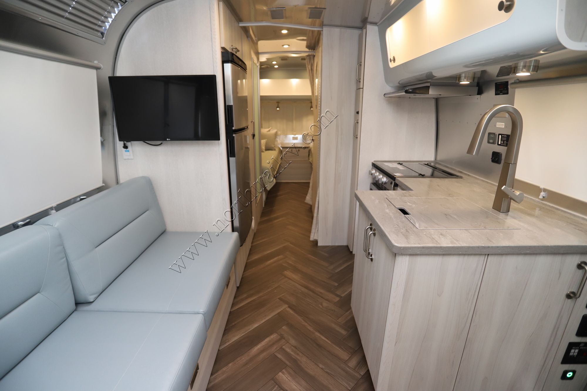 New 2022 Airstream International 25FB Travel Trailer  For Sale