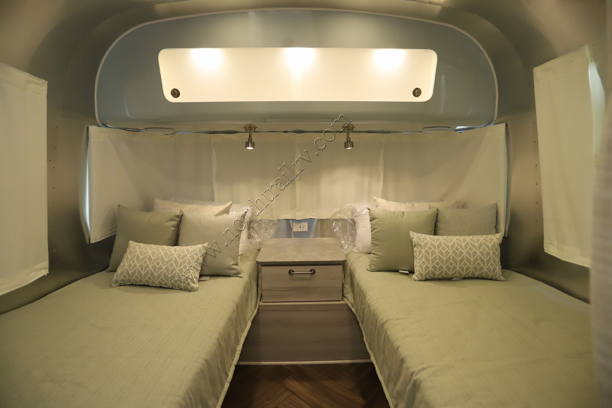 New 2022 Airstream International 25FB Travel Trailer  For Sale