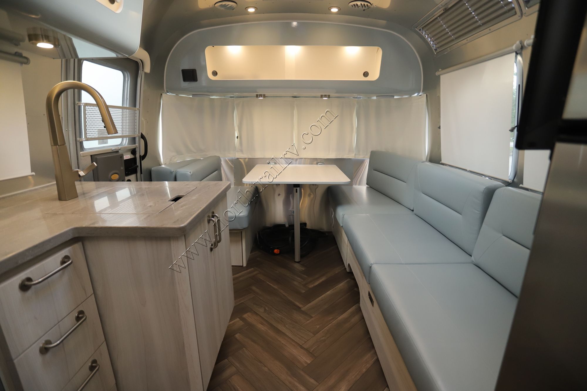 New 2022 Airstream International 25FB Travel Trailer  For Sale