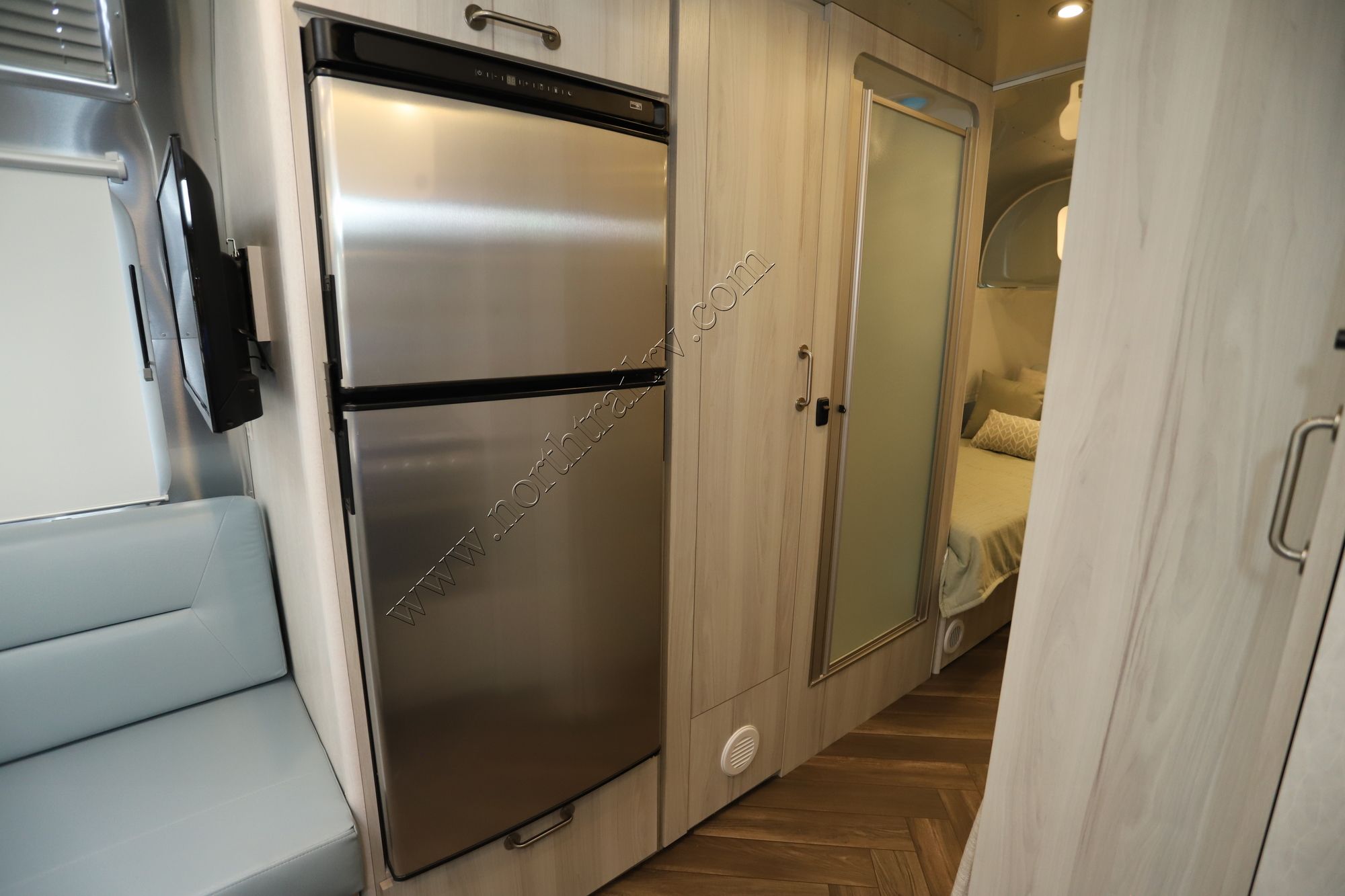 New 2022 Airstream International 25FB Travel Trailer  For Sale